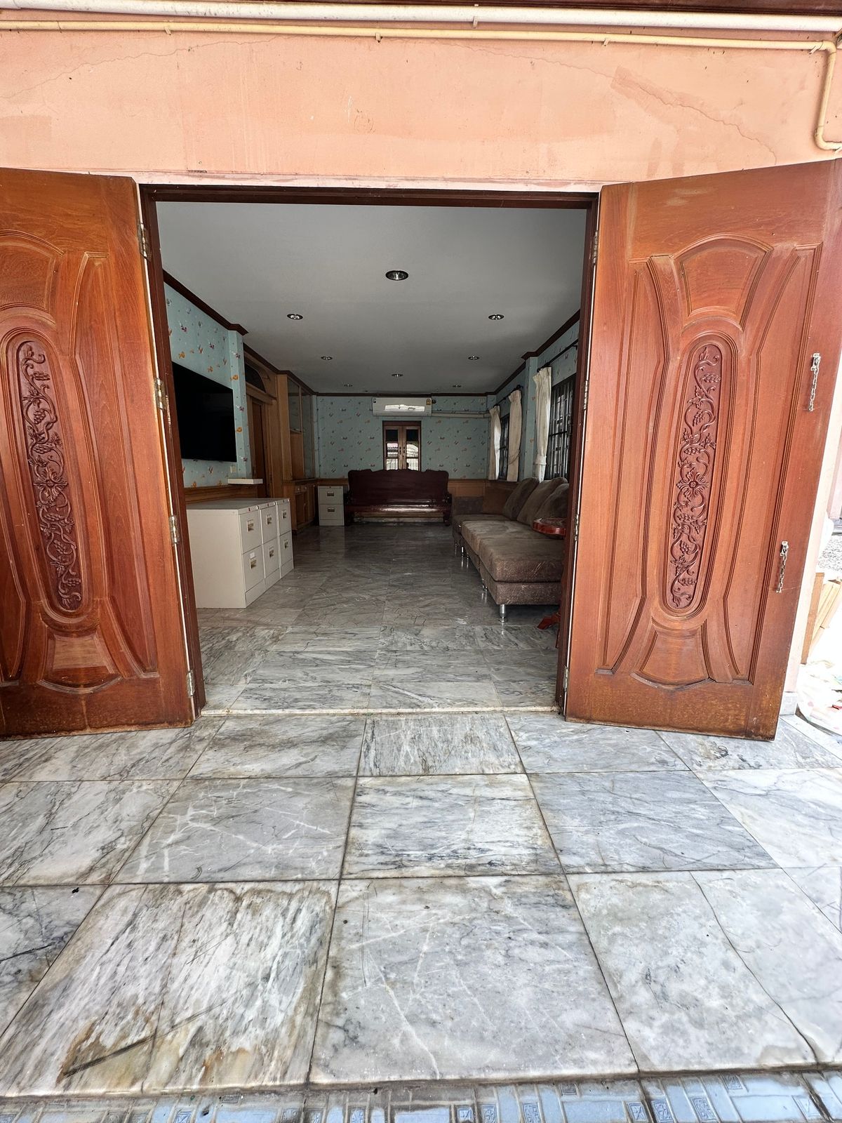 For RentHouseYothinpattana,CDC : 🔑 Great Opportunity! Rent a House with Warehouse on Prime Ramintra Location Perfect for a home office, studio, or warehouse. Parking for 12 cars!