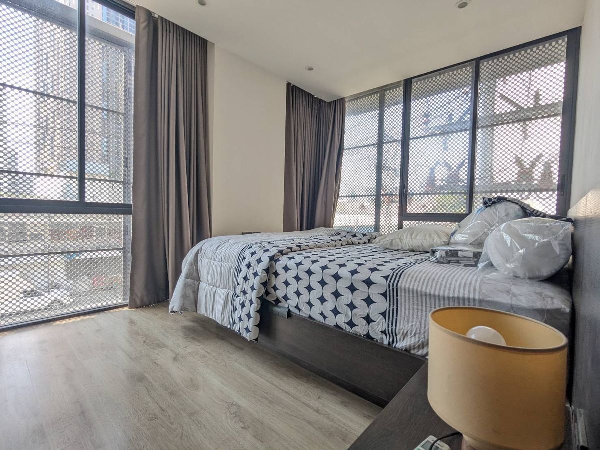 ให้เช่าคอนโดสุขุมวิท อโศก ทองหล่อ : ให้เช่า 168 Condominium พื้นหินอ่อน ห้องมุม 1 นอน 1 น้ำ เฟอร์นิเจอร์ครบ
