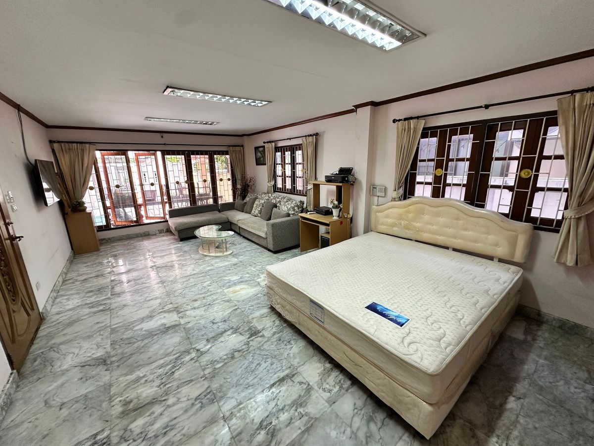 For RentHouseYothinpattana,CDC : 🔑 Great Opportunity! Rent a House with Warehouse on Prime Ramintra Location Perfect for a home office, studio, or warehouse. Parking for 12 cars!
