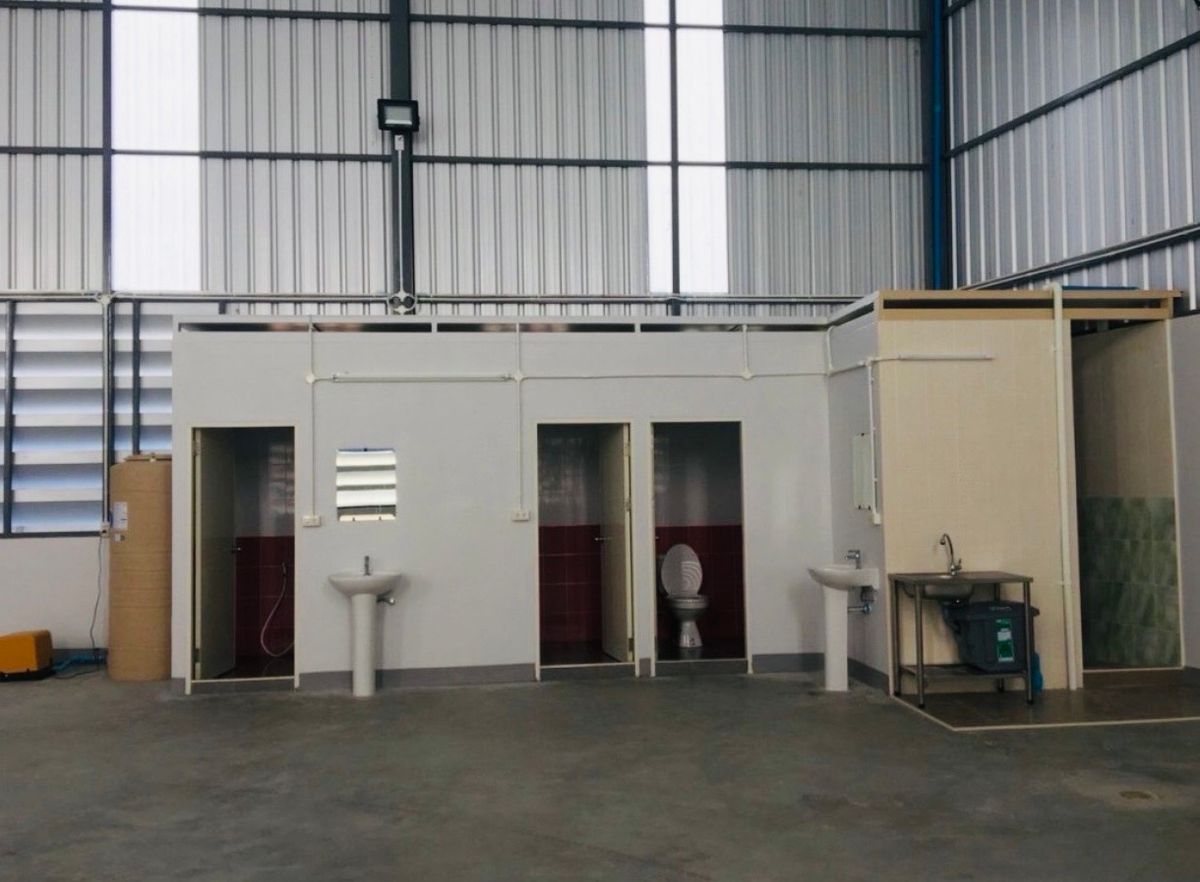 For RentRetail SpaceRatchadapisek, Huaikwang, Suttisan : Renting a warehouse of 8 meters high and the bathroom is suitable for Creator Hub, Creative Community, Handmade - Crafted and others, near MRT, Soi Ratchadaphisek 18 - Sutthisan Diimchin