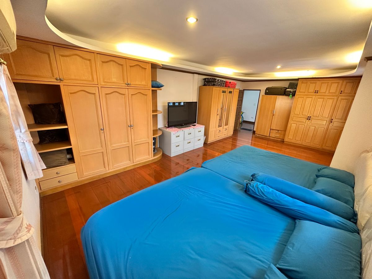 For RentHouseYothinpattana,CDC : 🔑 Great Opportunity! Rent a House with Warehouse on Prime Ramintra Location Perfect for a home office, studio, or warehouse. Parking for 12 cars!