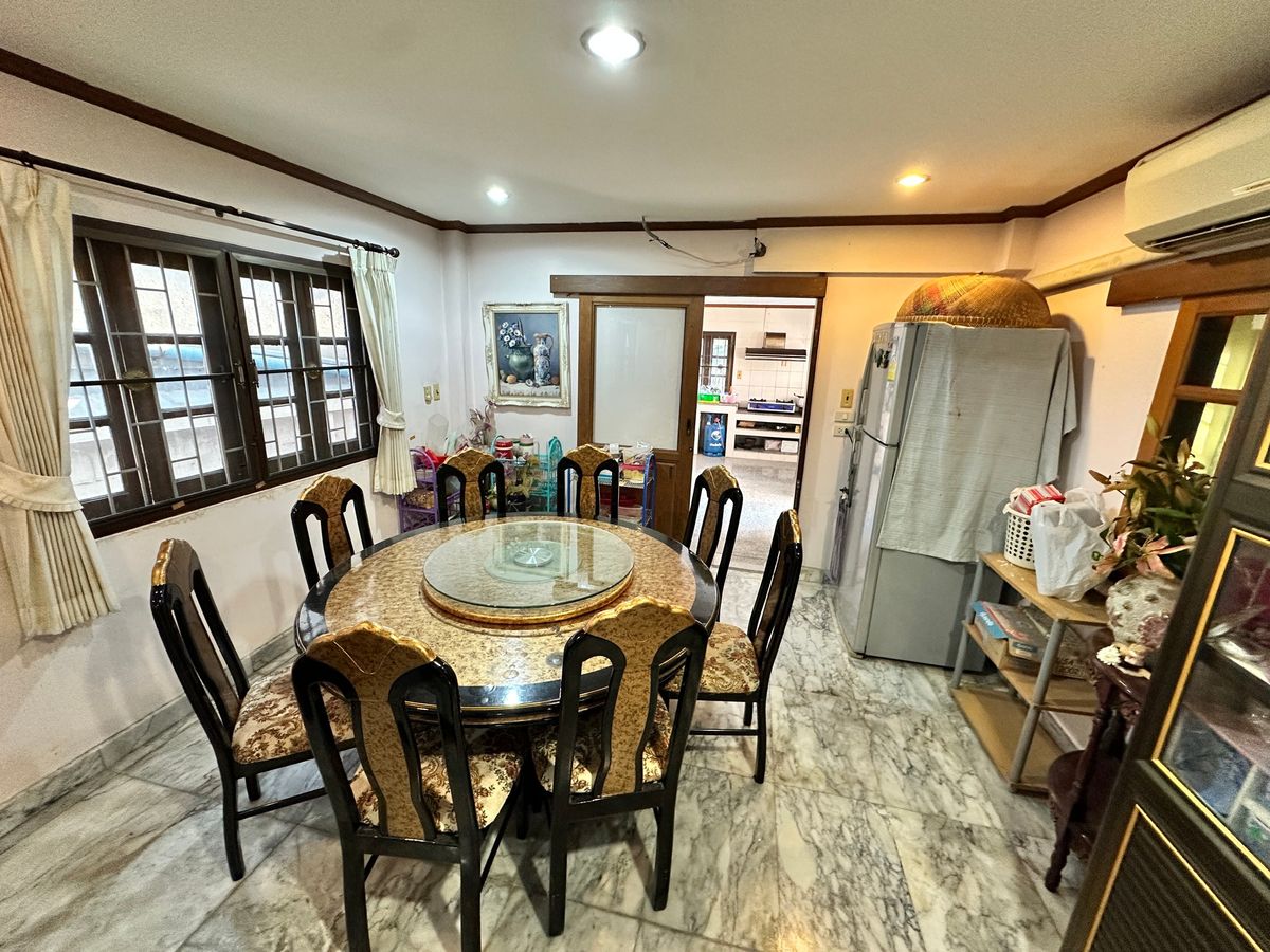 For RentHouseYothinpattana,CDC : 🔑 Great Opportunity! Rent a House with Warehouse on Prime Ramintra Location Perfect for a home office, studio, or warehouse. Parking for 12 cars!