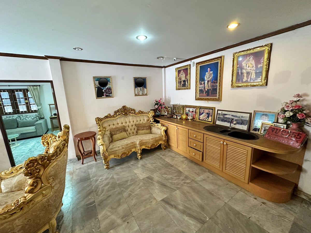 For RentHouseYothinpattana,CDC : 🔑 Great Opportunity! Rent a House with Warehouse on Prime Ramintra Location Perfect for a home office, studio, or warehouse. Parking for 12 cars!