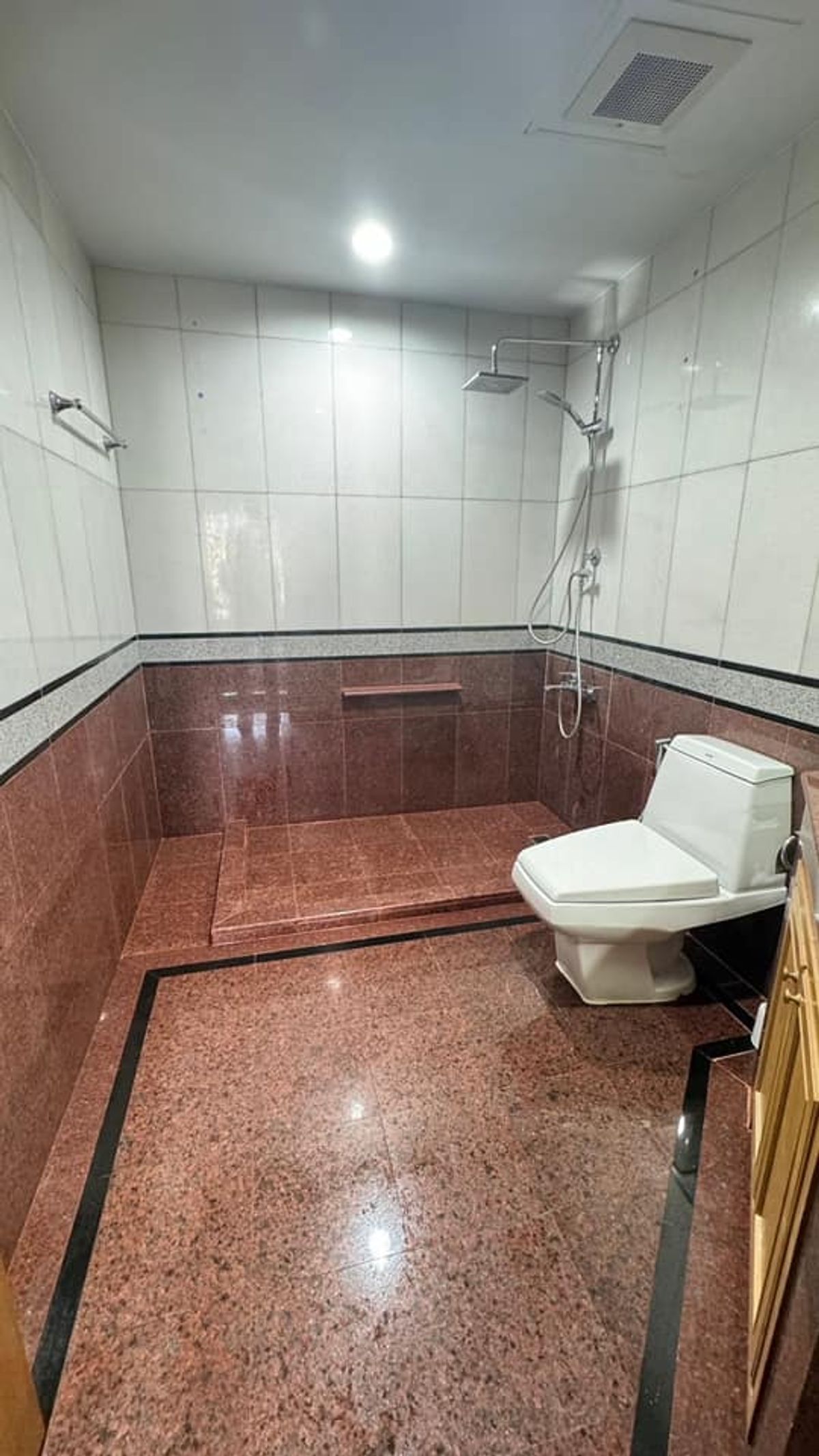 For RentCondoSathorn, Narathiwat : 📢👇Low-rise condo in a quiet residential area of Sathorn, long balcony 