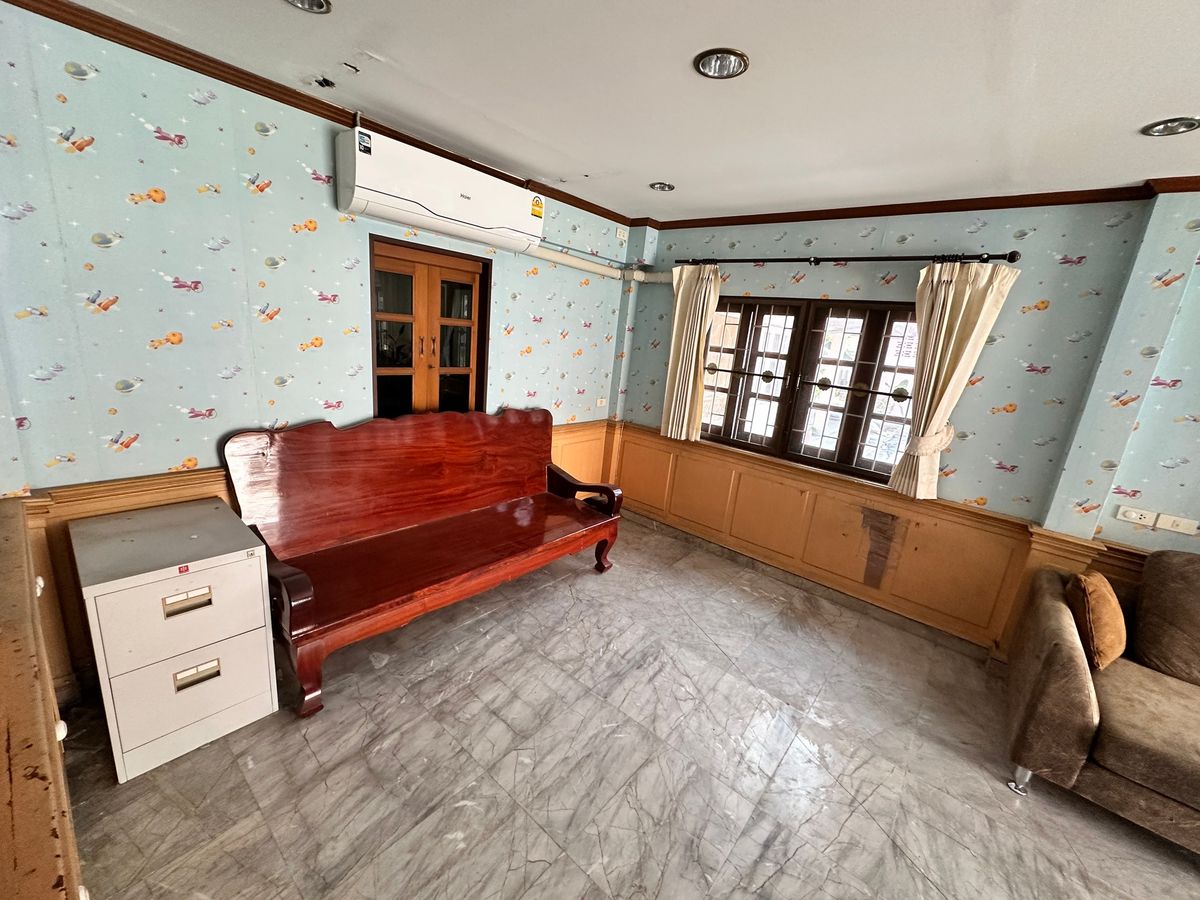 For RentHouseYothinpattana,CDC : 🔑 Great Opportunity! Rent a House with Warehouse on Prime Ramintra Location Perfect for a home office, studio, or warehouse. Parking for 12 cars!