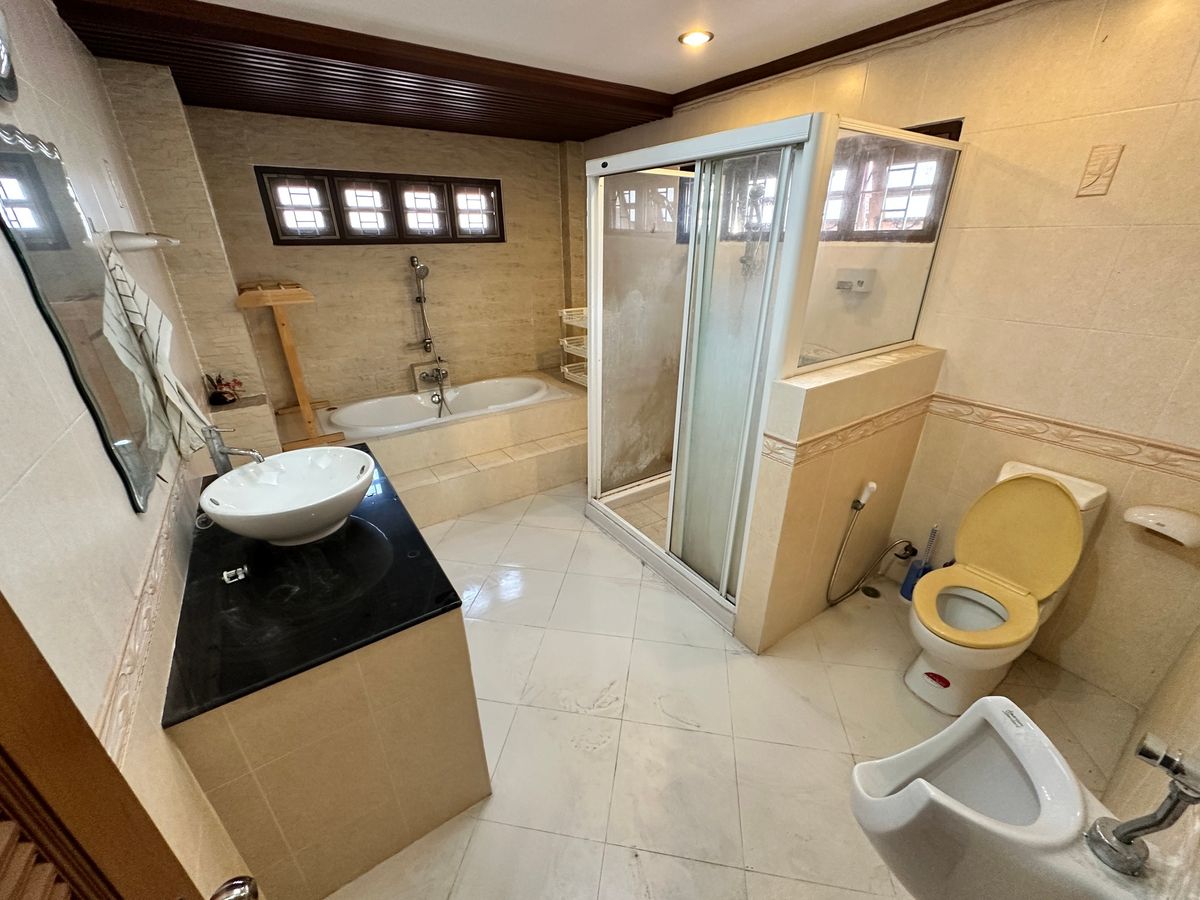 For RentHouseYothinpattana,CDC : 🔑 Great Opportunity! Rent a House with Warehouse on Prime Ramintra Location Perfect for a home office, studio, or warehouse. Parking for 12 cars!