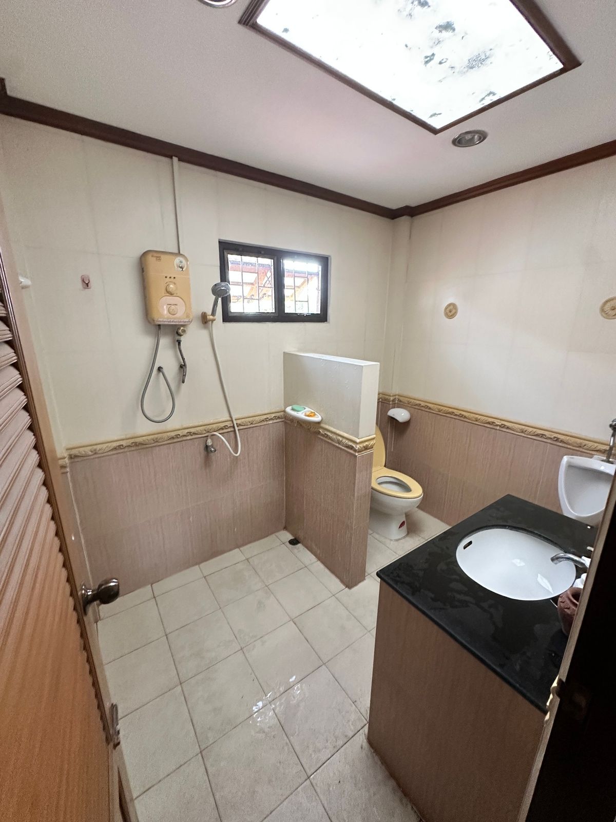 For RentHouseYothinpattana,CDC : 🔑 Great Opportunity! Rent a House with Warehouse on Prime Ramintra Location Perfect for a home office, studio, or warehouse. Parking for 12 cars!