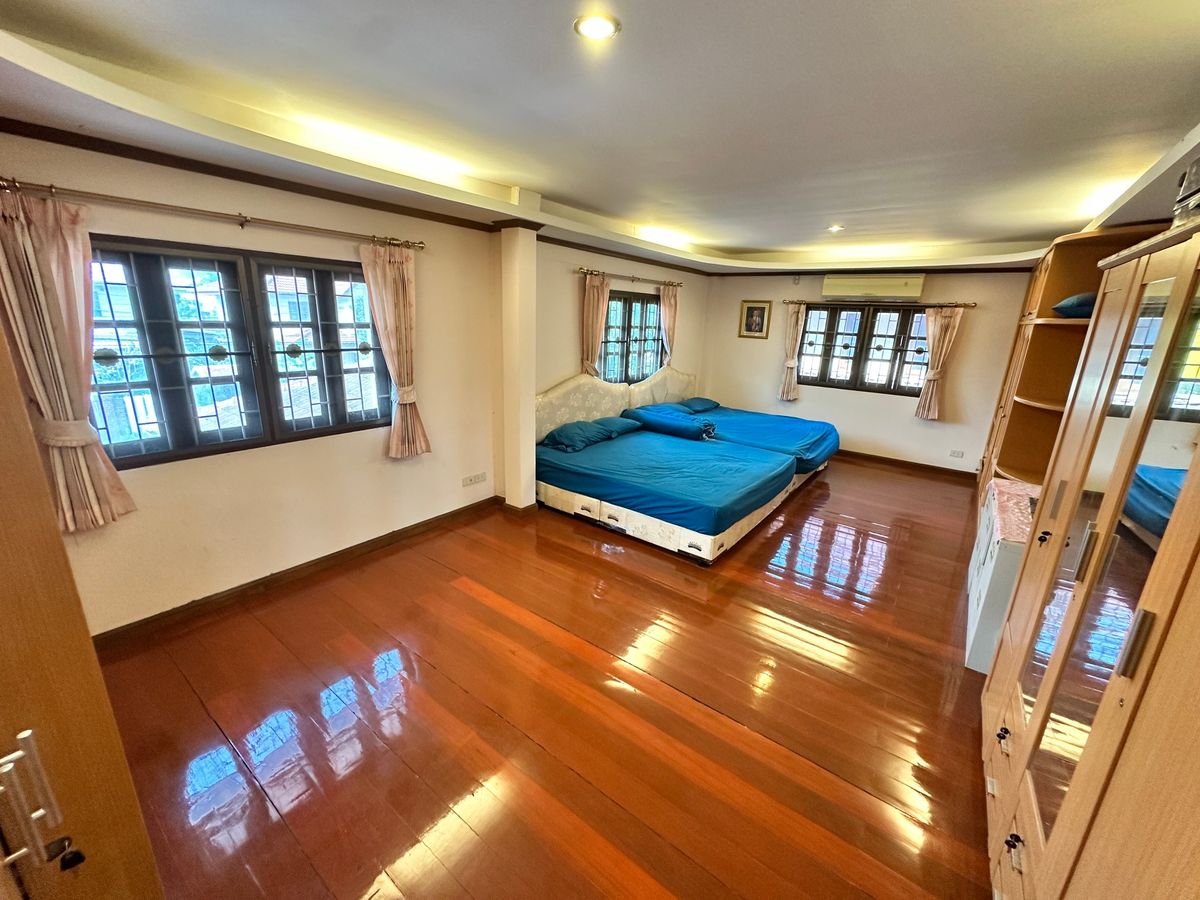 For RentHouseYothinpattana,CDC : 🔑 Great Opportunity! Rent a House with Warehouse on Prime Ramintra Location Perfect for a home office, studio, or warehouse. Parking for 12 cars!