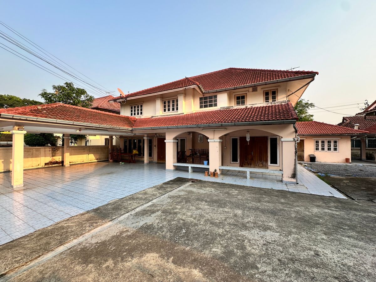 For RentHouseYothinpattana,CDC : 🔑 Great Opportunity! Rent a House with Warehouse on Prime Ramintra Location Perfect for a home office, studio, or warehouse. Parking for 12 cars!