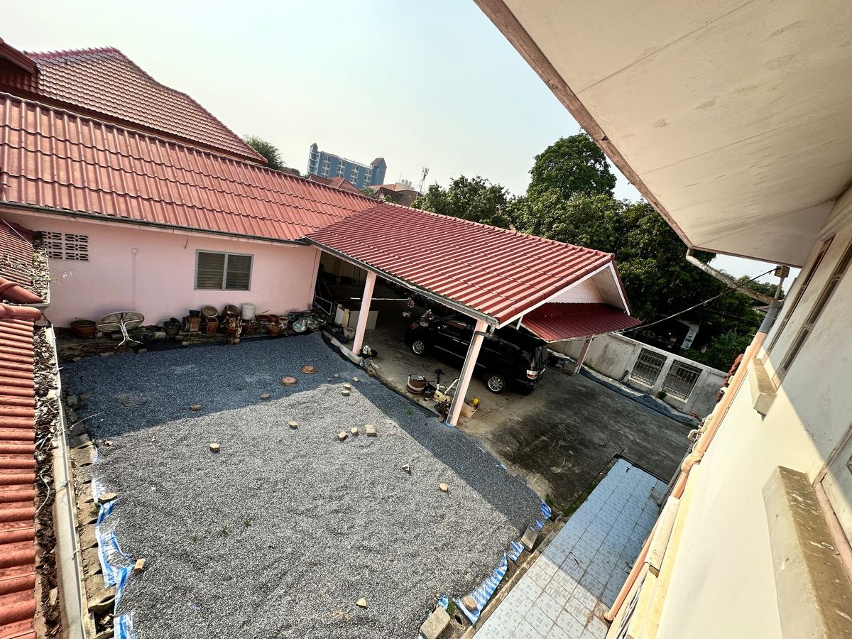 For RentHouseYothinpattana,CDC : 🔑 Great Opportunity! Rent a House with Warehouse on Prime Ramintra Location Perfect for a home office, studio, or warehouse. Parking for 12 cars!