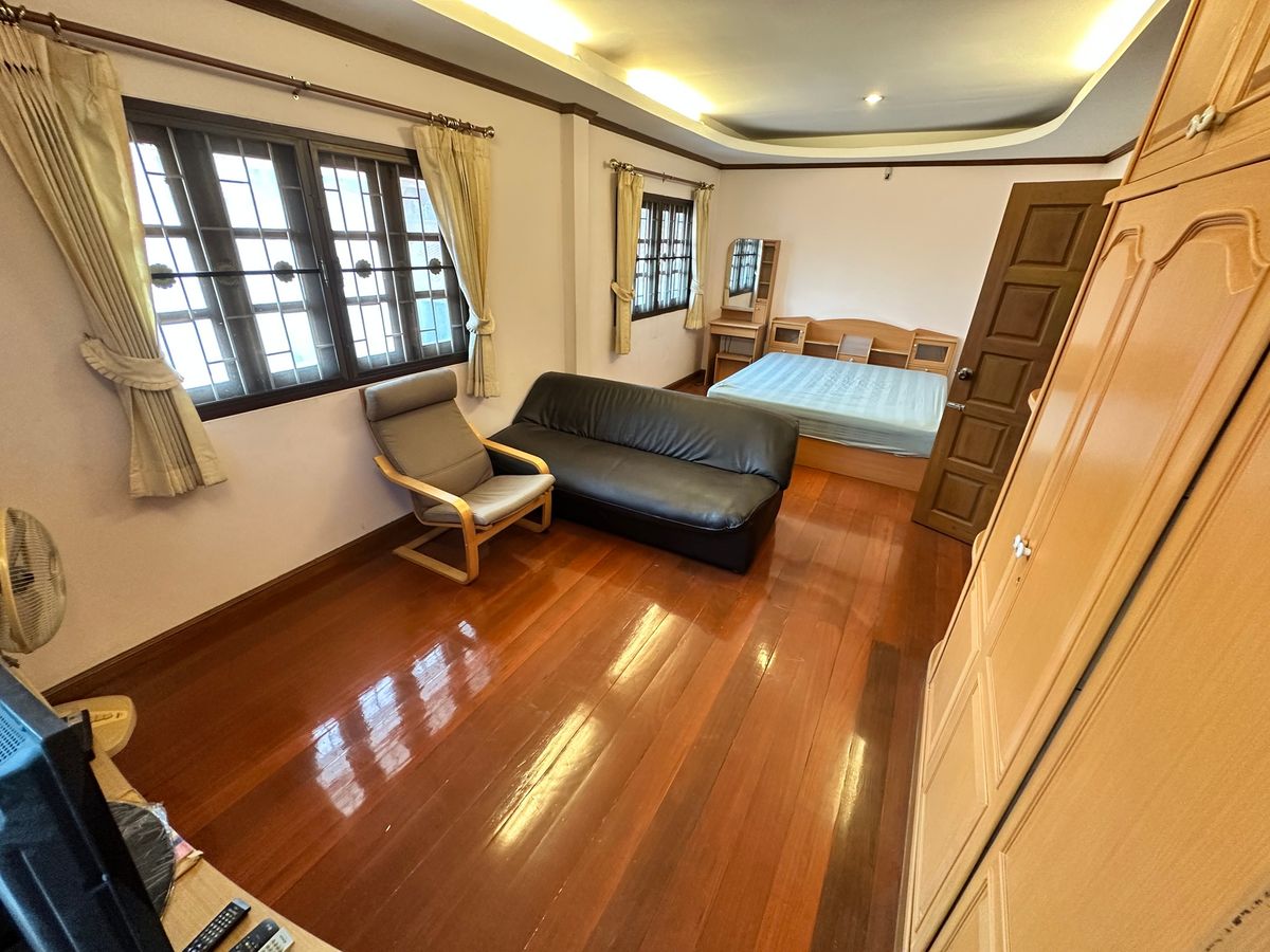 For RentHouseYothinpattana,CDC : 🔑 Great Opportunity! Rent a House with Warehouse on Prime Ramintra Location Perfect for a home office, studio, or warehouse. Parking for 12 cars!