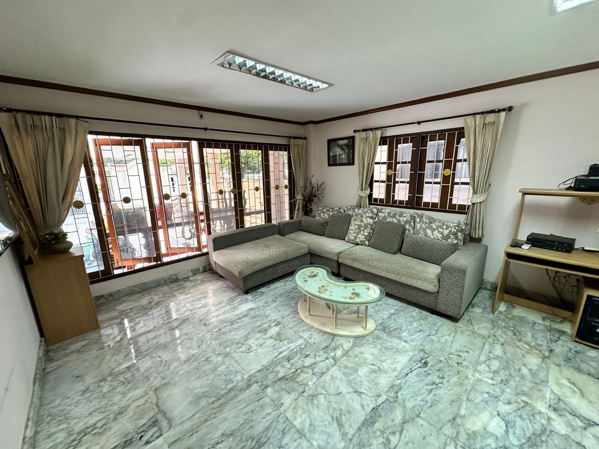 For RentHouseYothinpattana,CDC : 🔑 Great Opportunity! Rent a House with Warehouse on Prime Ramintra Location Perfect for a home office, studio, or warehouse. Parking for 12 cars!