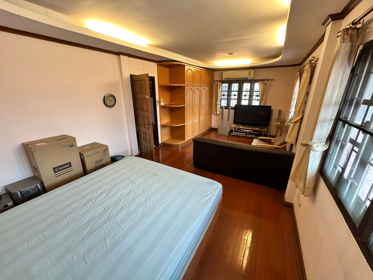 For RentHouseYothinpattana,CDC : 🔑 Great Opportunity! Rent a House with Warehouse on Prime Ramintra Location Perfect for a home office, studio, or warehouse. Parking for 12 cars!