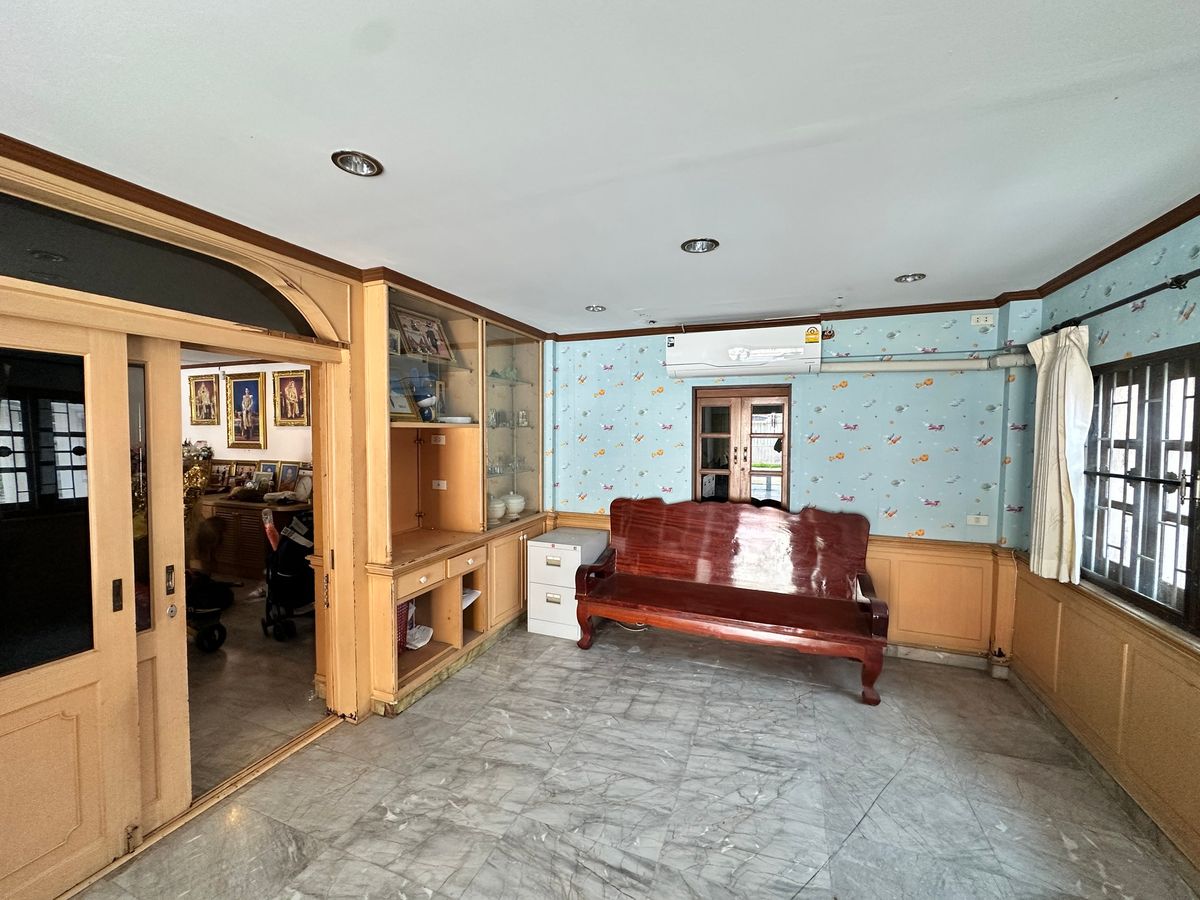 For RentHouseYothinpattana,CDC : 🔑 Great Opportunity! Rent a House with Warehouse on Prime Ramintra Location Perfect for a home office, studio, or warehouse. Parking for 12 cars!