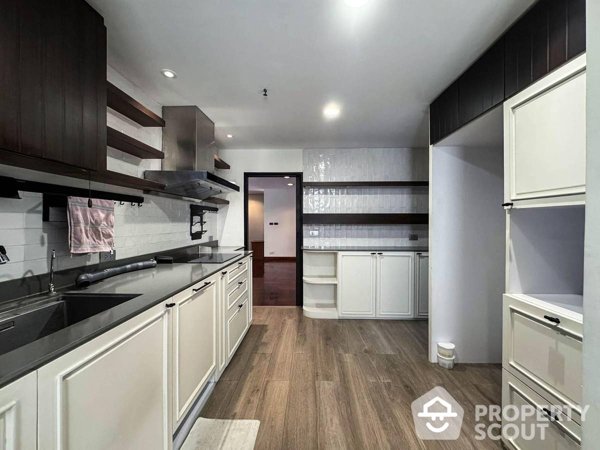For SaleCondoKhlongtoei, Kluaynamthai : 3-BR Condo at Baan Prompong Condominium near MRT Phetchaburi