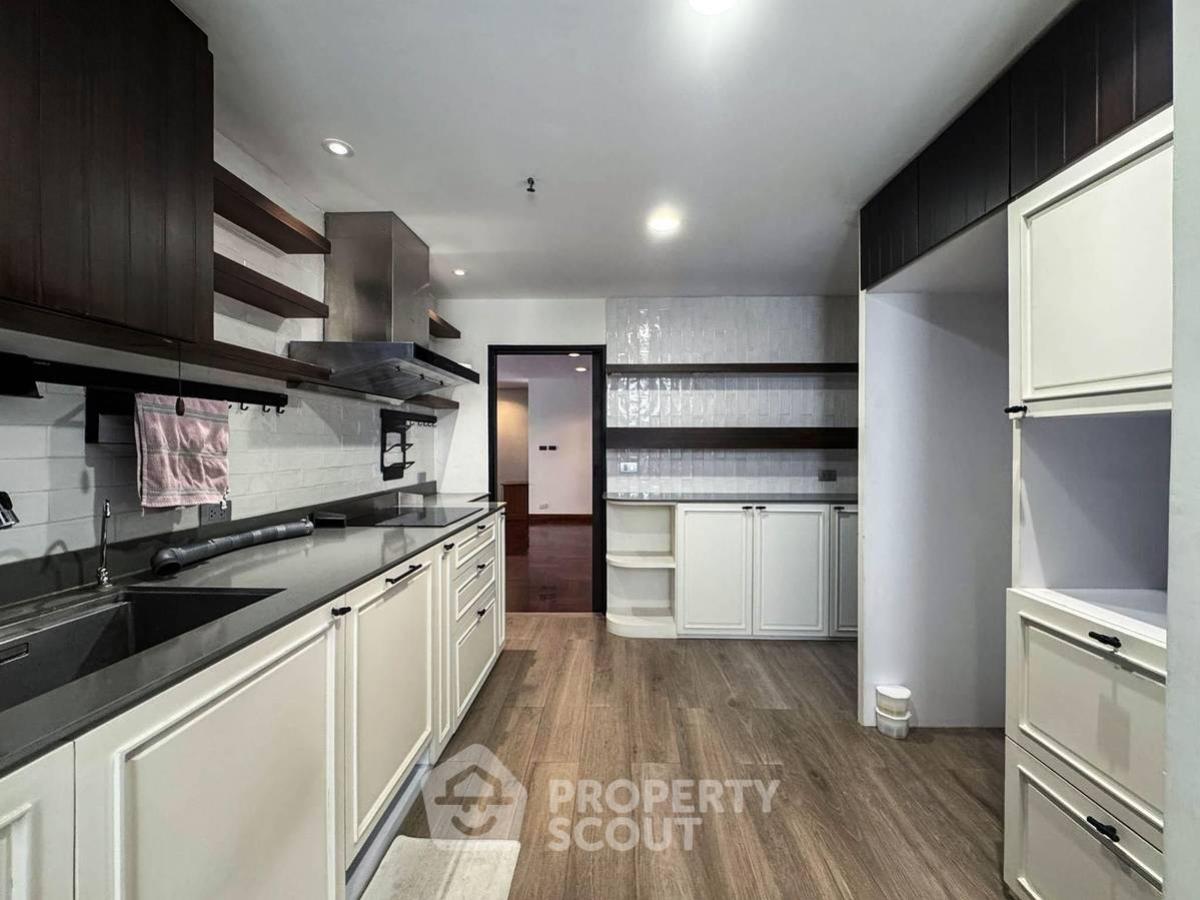 For SaleCondoSukhumvit, Asoke, Thonglor : 3-BR Condo at Baan Prompong Condominium near MRT Phetchaburi