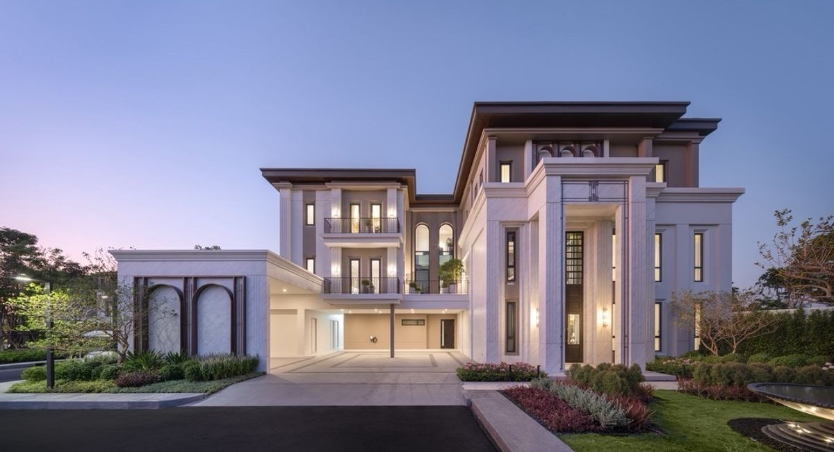 For SaleHouseBangna, Bearing, Lasalle : 📢👇Luxury 3 storey house with Muang Kaew Golf Course View, in-house lift, close to community areas,  convenient access via multiple routes