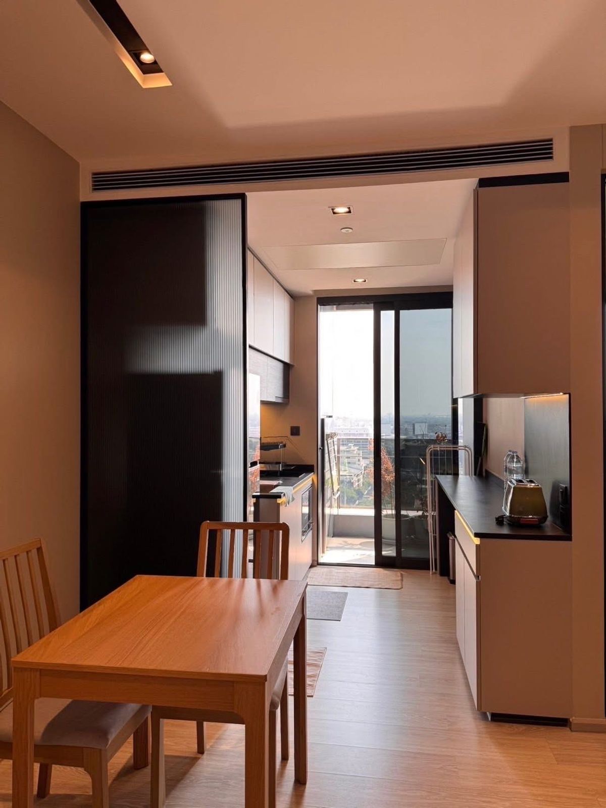 ให้เช่าคอนโดสุขุมวิท อโศก ทองหล่อ : ให้เช่าคอนโด The Room Sukhumvit 38
