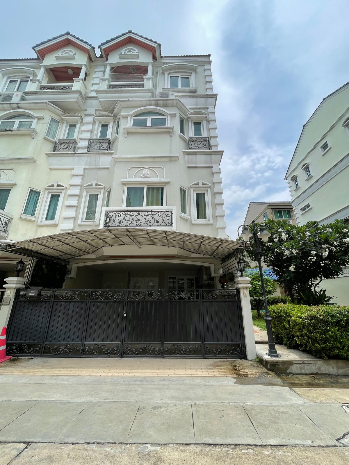 For RentTownhomeSathorn, Narathiwat : Golden Home Park Ville, a luxury townhome, a special business area near BRT, Chanin Road, Golden Home Park Ville, Near BRT Thanon Chan.