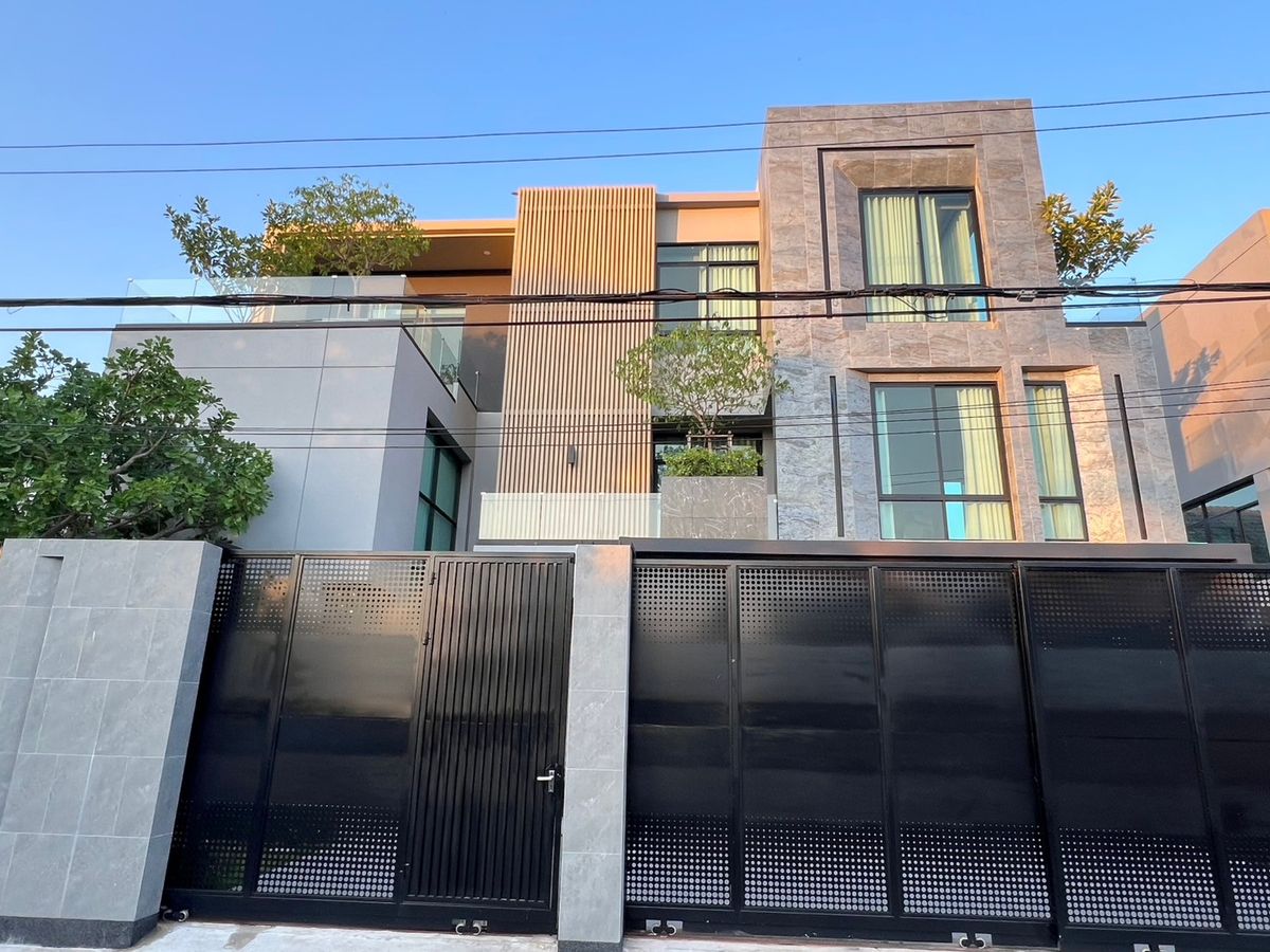 For RentHouseOnnut, Udomsuk : Rent a 3 -storey detached house with elevator Soi On Nut 17 Intersection 9 Baan decorated built -in and full furniture Ready to go to live, but conveniently connect the city Suitable for living or making a home office