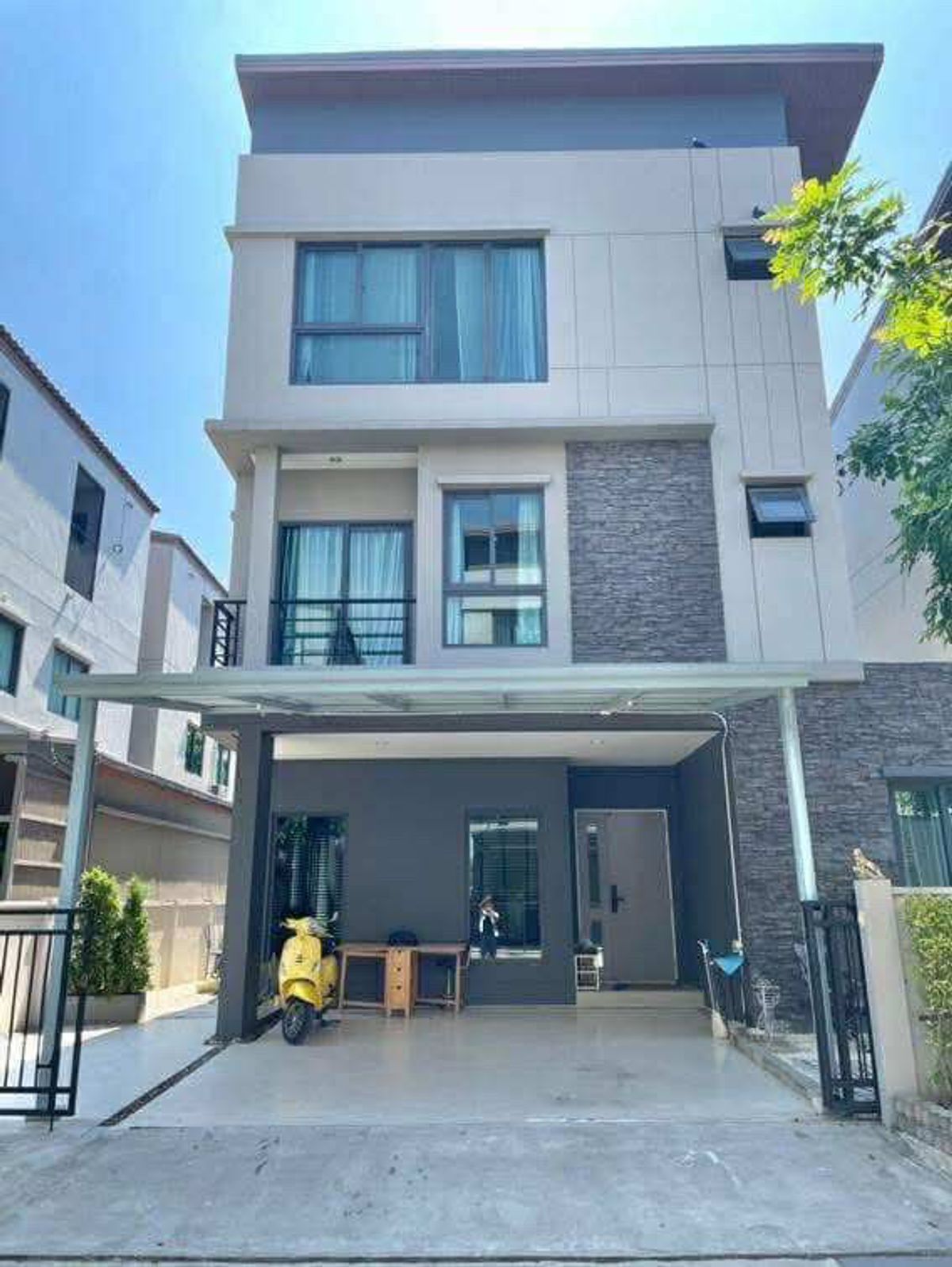 ให้เช่าบ้านพัฒนาการ ศรีนครินทร์ : ให้เช่าบ้าน3ชั้น ตกแต่งครบ พร้อมเข้าอยู่ ย่านพระราม 9 - กรุงเทพกรีฑา เข้าออกได้หลายทาง 

