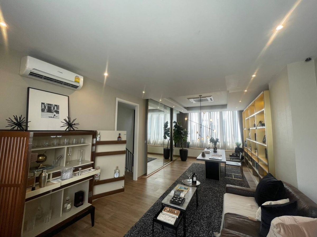 ขายทาวน์โฮมพระราม 9 เพชรบุรีตัดใหม่ RCA : ขายบ้านตัวอย่าง โครงการ AIRES Rama 9 — ทาวน์โฮมหรู 3.5 ชั้น ตกแต่งครบ พร้อมเข้าอยู่”