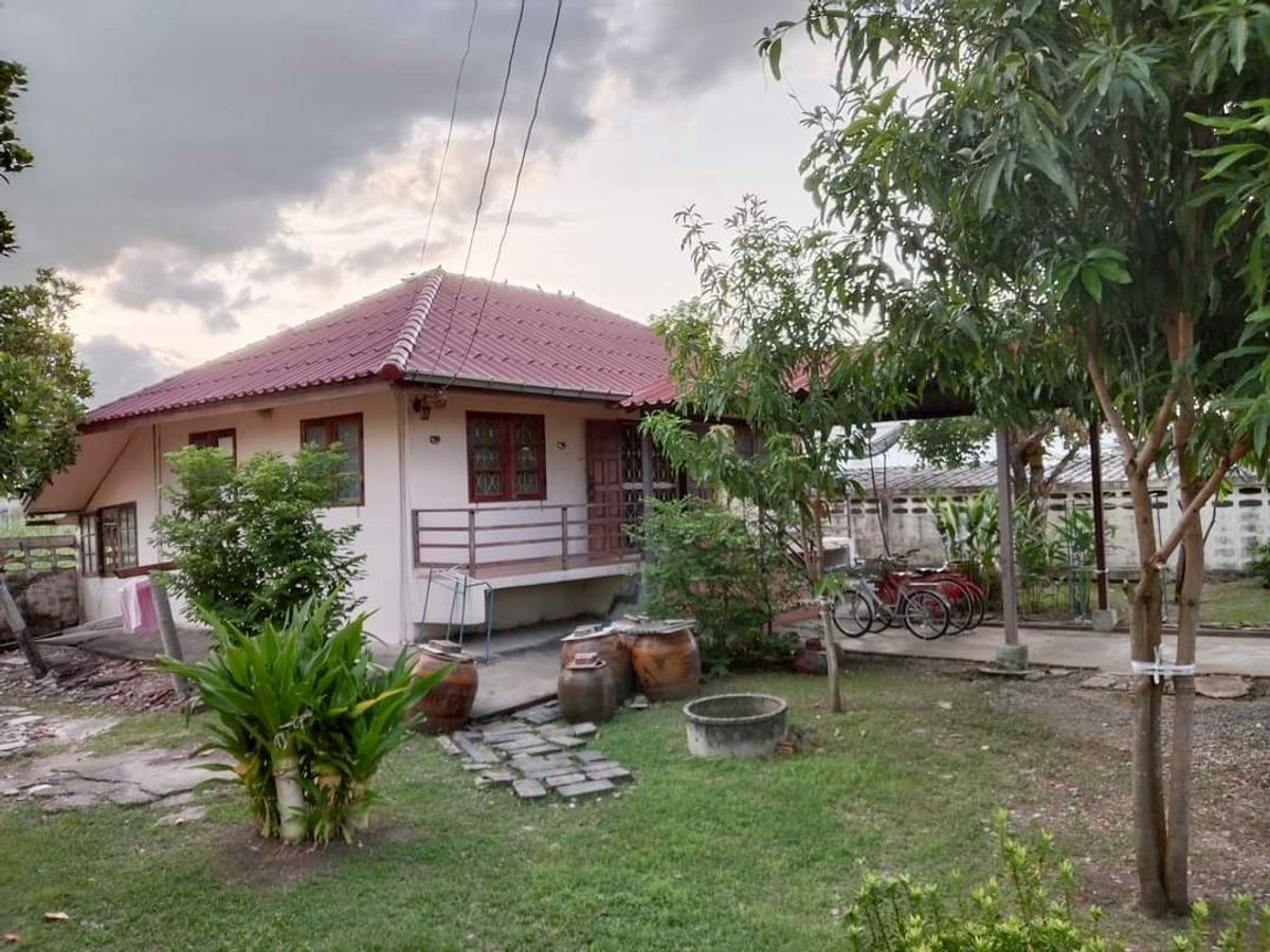 For SaleHousePathum Thani,Rangsit, Thammasat : Land for sale 102 sq.w., with 1 -storey detached house, Lam Luk Ka Road, Khlong 7, near Khlong 7 Market, Lam Luk Ka, Pathum Thani