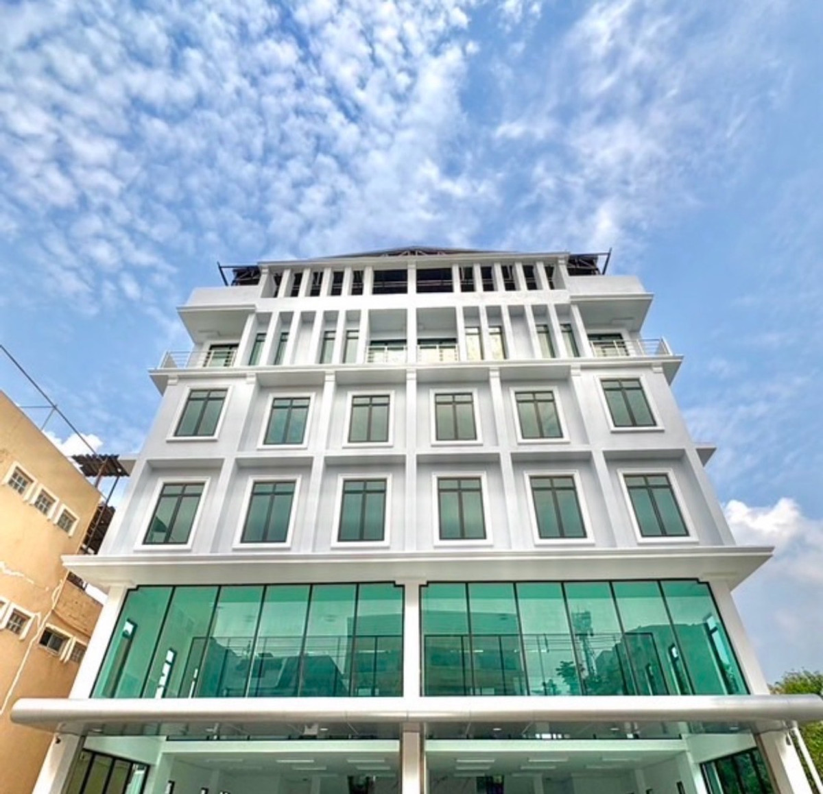 OfficeLadprao101, Happy Land, The Mall Bang Kapi : Urgent sale, office, office 4.5 floors on the Lat Phrao 101 road, good location, discount 0863377287