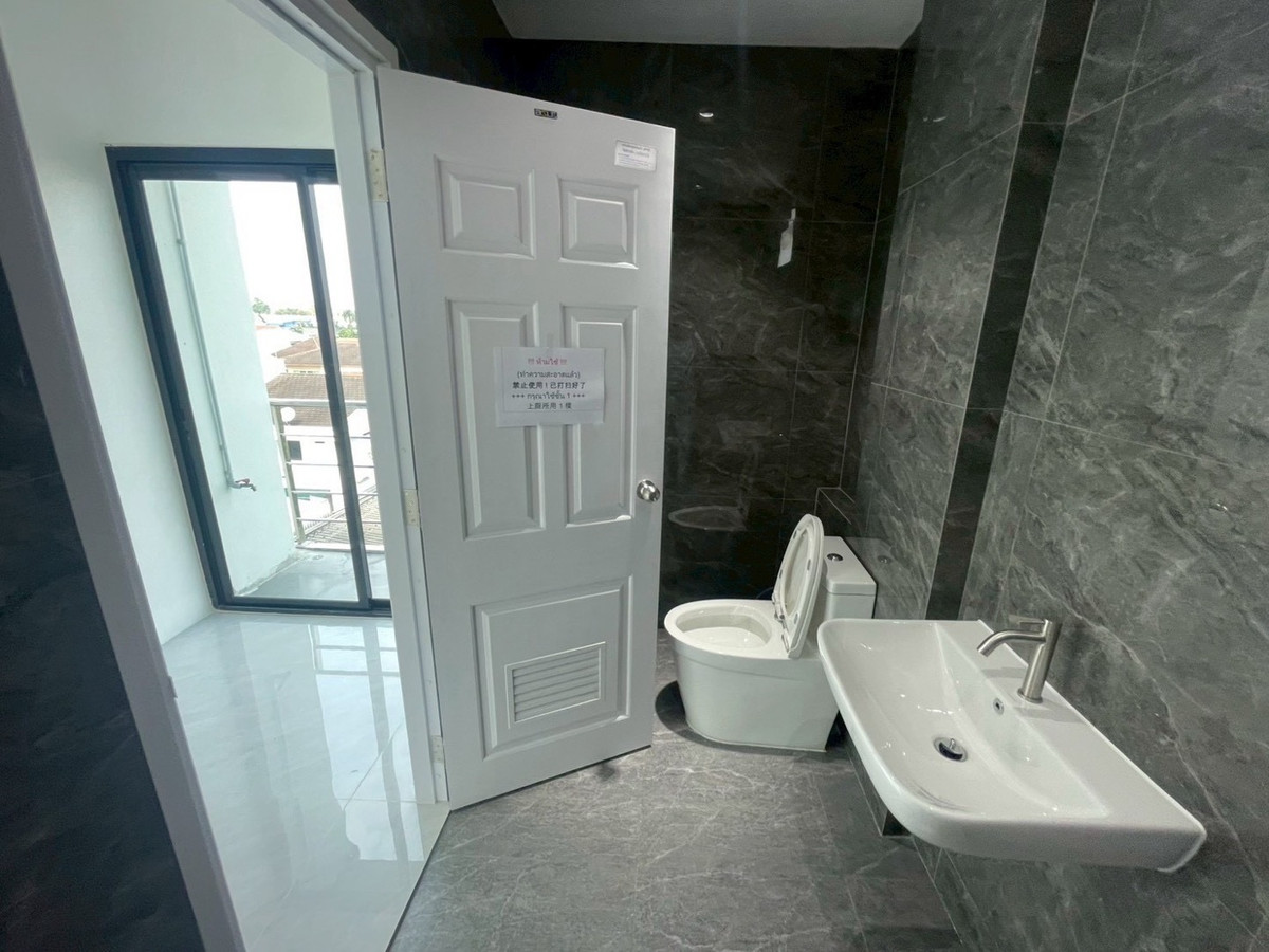 OfficeLadprao101, Happy Land, The Mall Bang Kapi : Urgent sale, office, office 4.5 floors on the Lat Phrao 101 road, good location, discount 0863377287