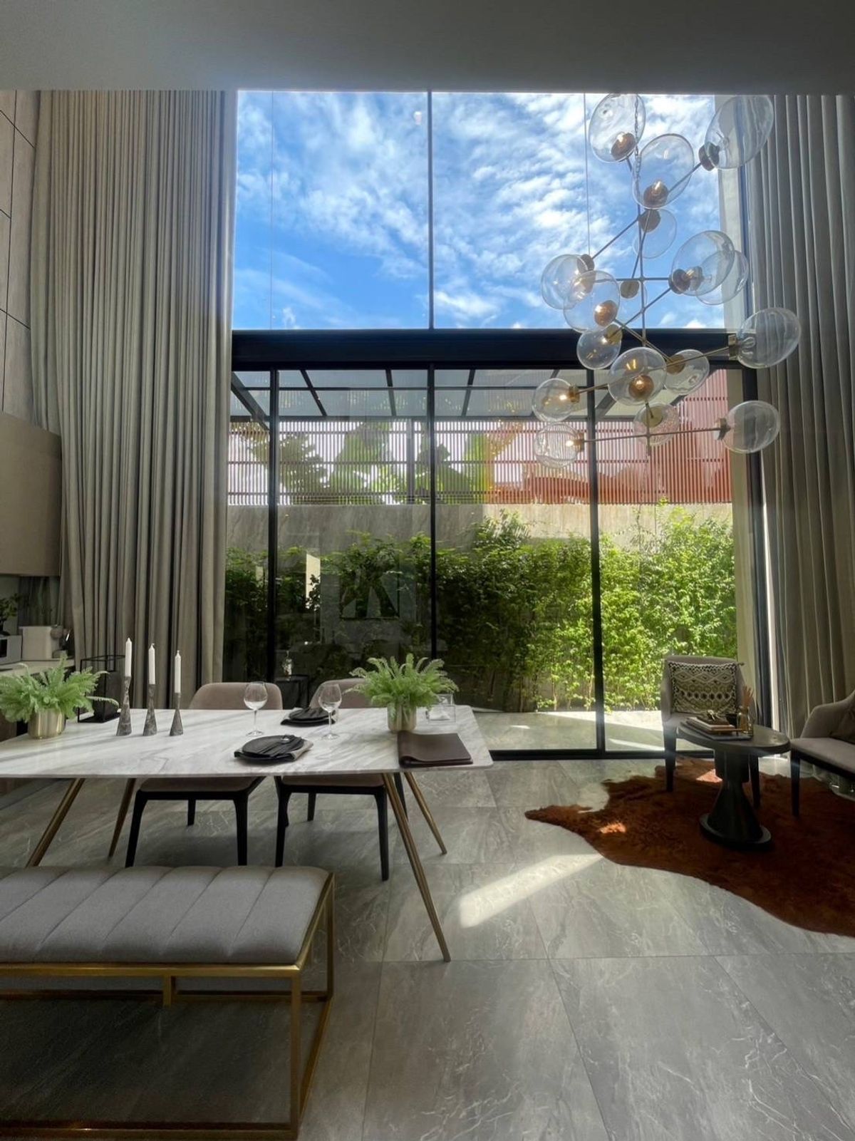 ขายทาวน์โฮมพระราม 9 เพชรบุรีตัดใหม่ RCA : ขายบ้านตัวอย่าง โครงการ AIRES Rama 9 — ทาวน์โฮมหรู 3.5 ชั้น ตกแต่งครบ พร้อมเข้าอยู่”