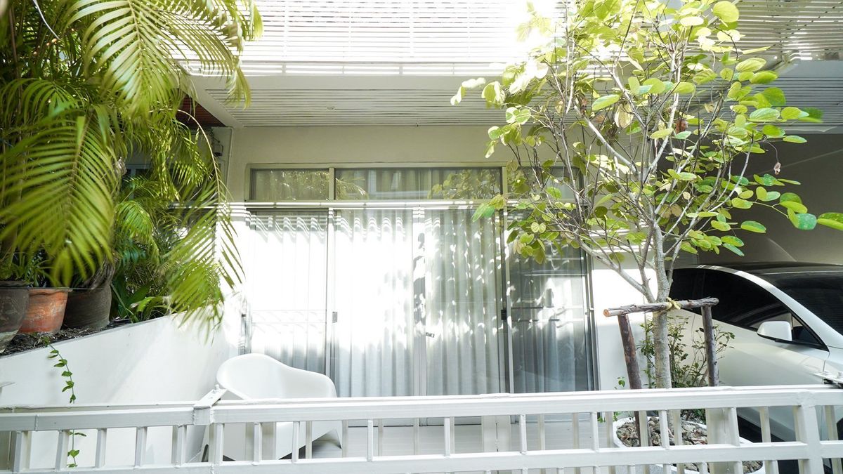 For RentTownhomeSukhumvit, Asoke, Thonglor : 2 -story townhome for rent, Thonglor Road, beautiful decoration, air conditioner There are 4 bedrooms, 2 bathrooms, 1 parking. Rental price 80,000 baht per month