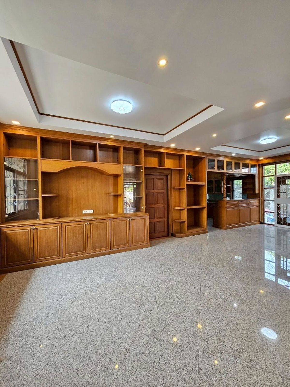For RentHouseLadprao101, Happy Land, The Mall Bang Kapi : Detached house for rent, Lat Phrao 93, suitable for office, office, air bnb rental, near the MRT Tai Skytrain.