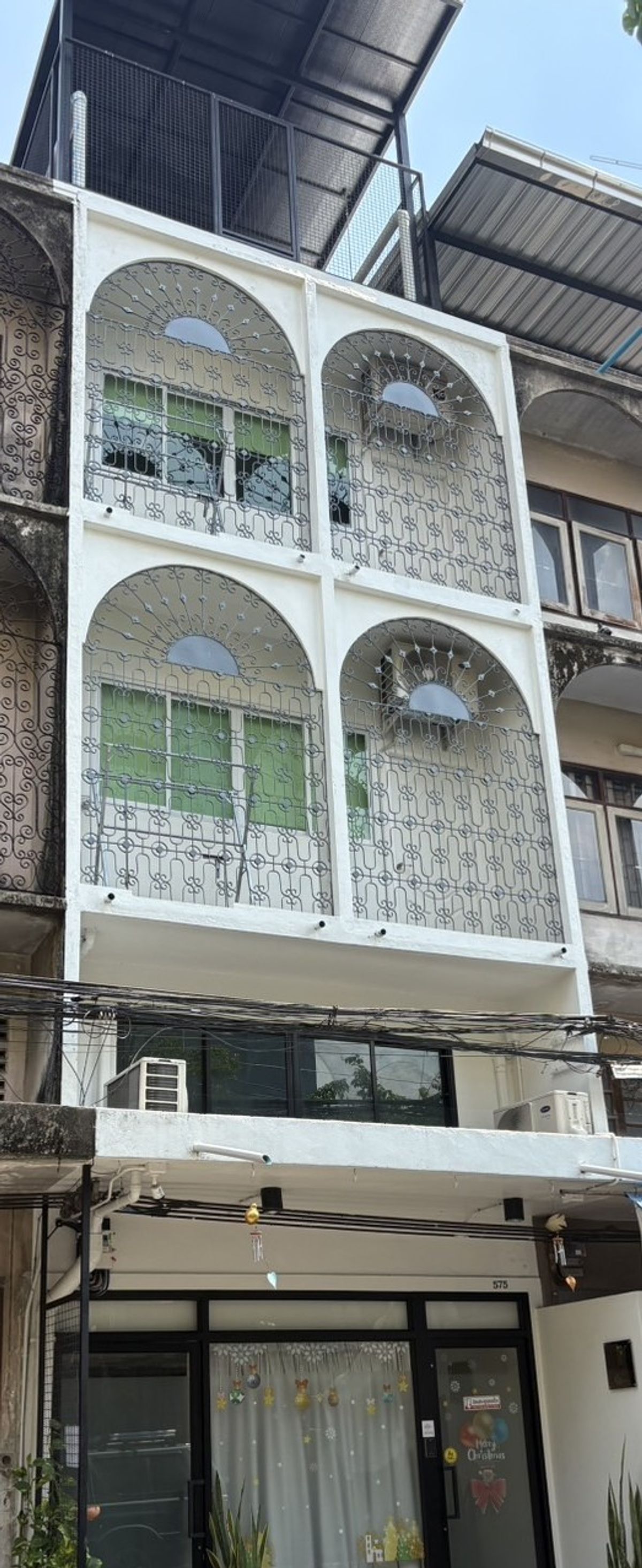 For SaleShop HouseWongwianyai, Charoennakor : Commercial building for sale Along with the business of foreigners in Charoen Nakhon near ICONSIAM, ready to continue the business
