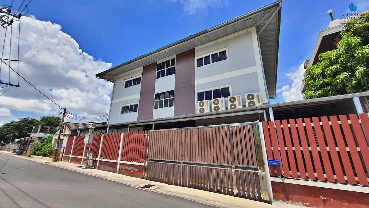 For SaleOfficePattanakan, Srinakarin : Hot Deal !! Selling office buildings, 3rd floor, 860 sqm. On Nut 66, walk to the Yellow Line Srinakarin 38 Station only 350 meters