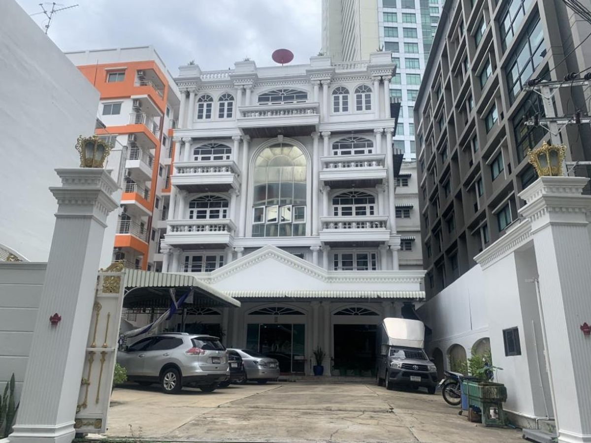 For RentOfficeWongwianyai, Charoennakor : 6-story office building with passenger elevators for rent in Charoen Nakhon-Thonburi area Near Icon Siam