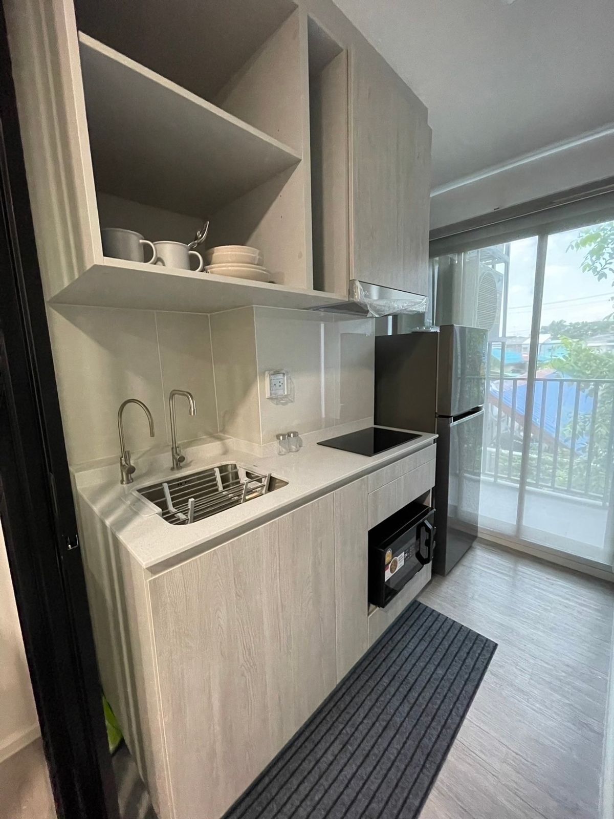 For RentCondoBangna, Bearing, Lasalle : Rent ATMOZ BANGNA Building/Building: D Floor: 2 Room Size: 27 sq.m. Price: 10,000 baht. Nearby location: Yellow Line  