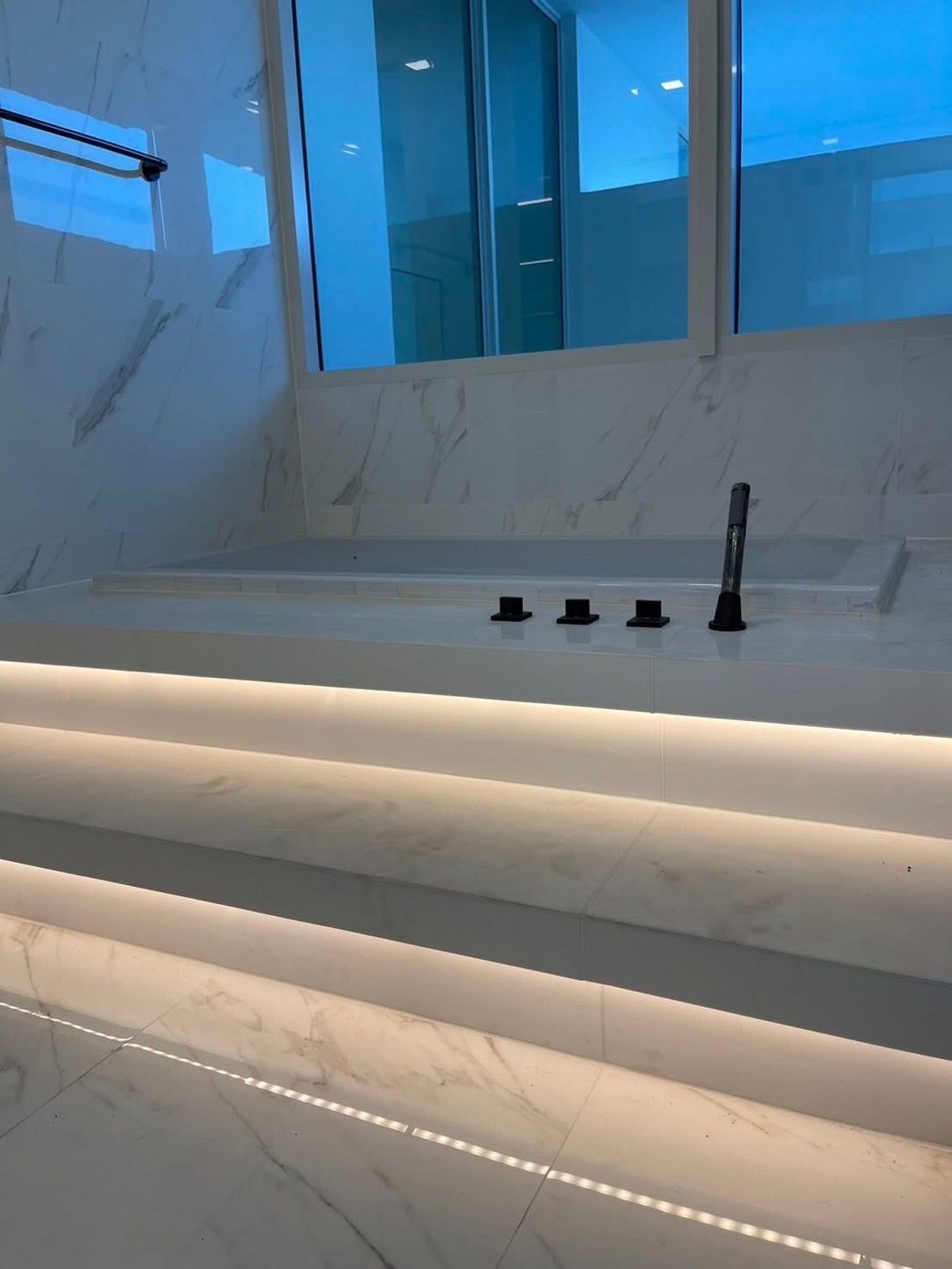 ขายบ้านเลียบทางด่วนรามอินทรา : 📍ขาย Vive เอกมัย รามอินทรา ขนาด 380 Sq.m 4 bed 5 bath เพียง 53.9 MB