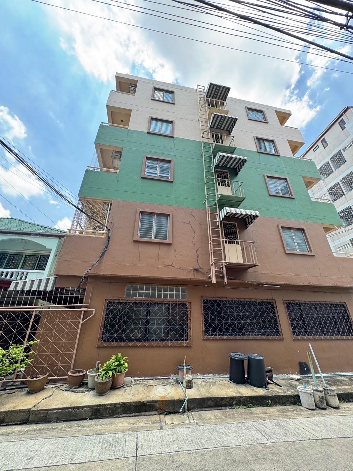 For SaleHotel&Apartment BusinessVipawadee, Don Mueang, Lak Si : Urgent sale, 6 -story dormitory, golden location, opposite the University of Dhapraj Prachachuen