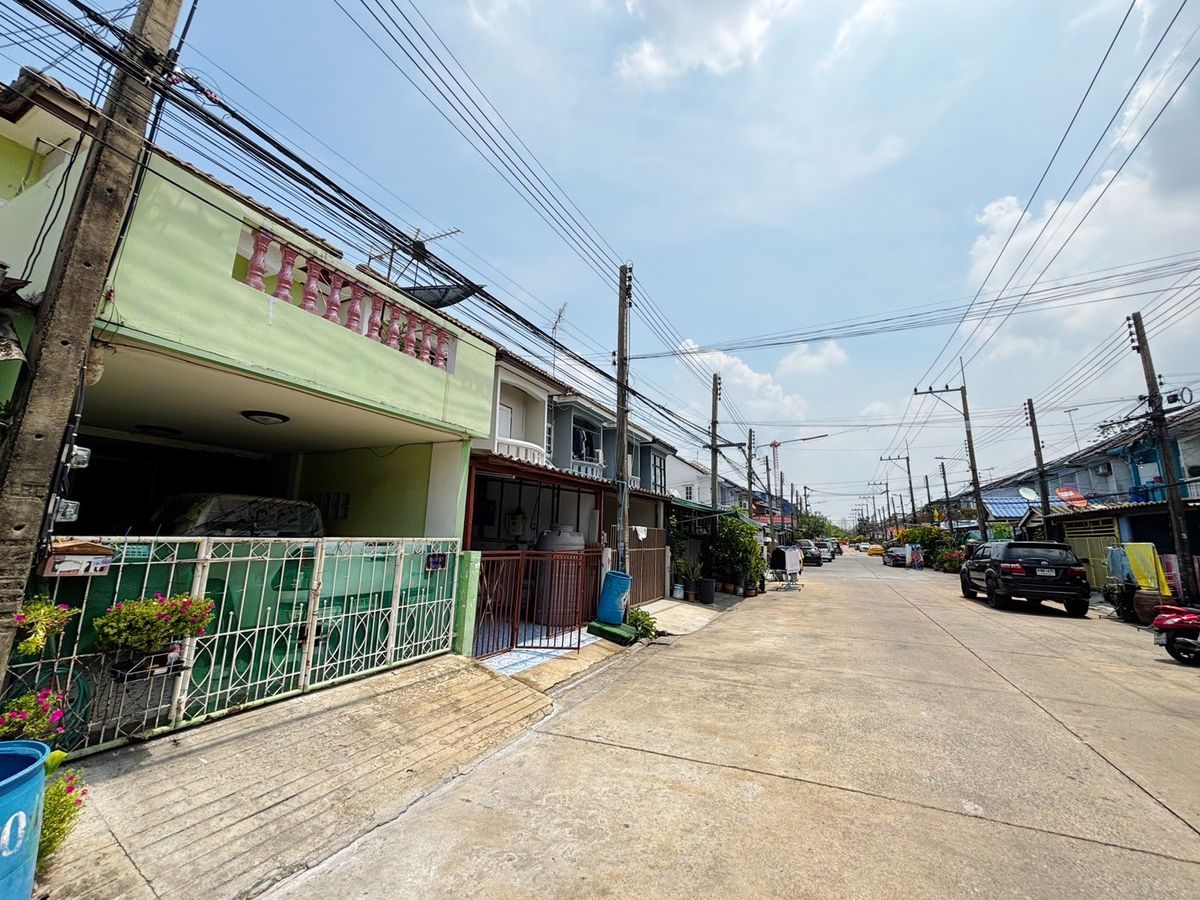 For SaleTownhomePathum Thani,Rangsit, Thammasat : Townhouse for sale, Kaew Kwan, Lam Luk Ka Khlong 2, near Nana Charoen Market Khu Khot BTS Station