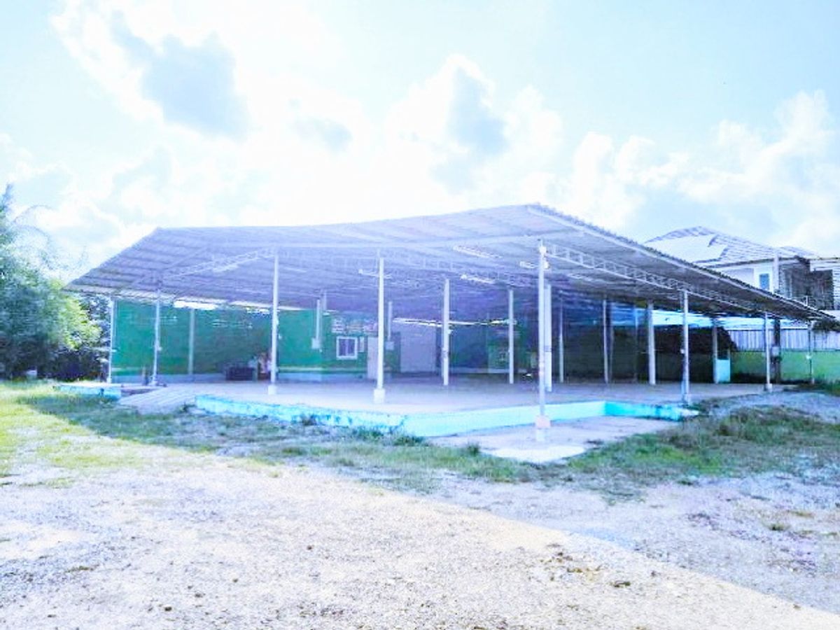 For RentWarehouseChanthaburi : Talak Market, 1.4 km. Tailor has entered the Durian, Nong Khla Municipality 700 m. PTT Station for rent 242 sq.m. 102 sq.w., good location on the main road 2 beds.