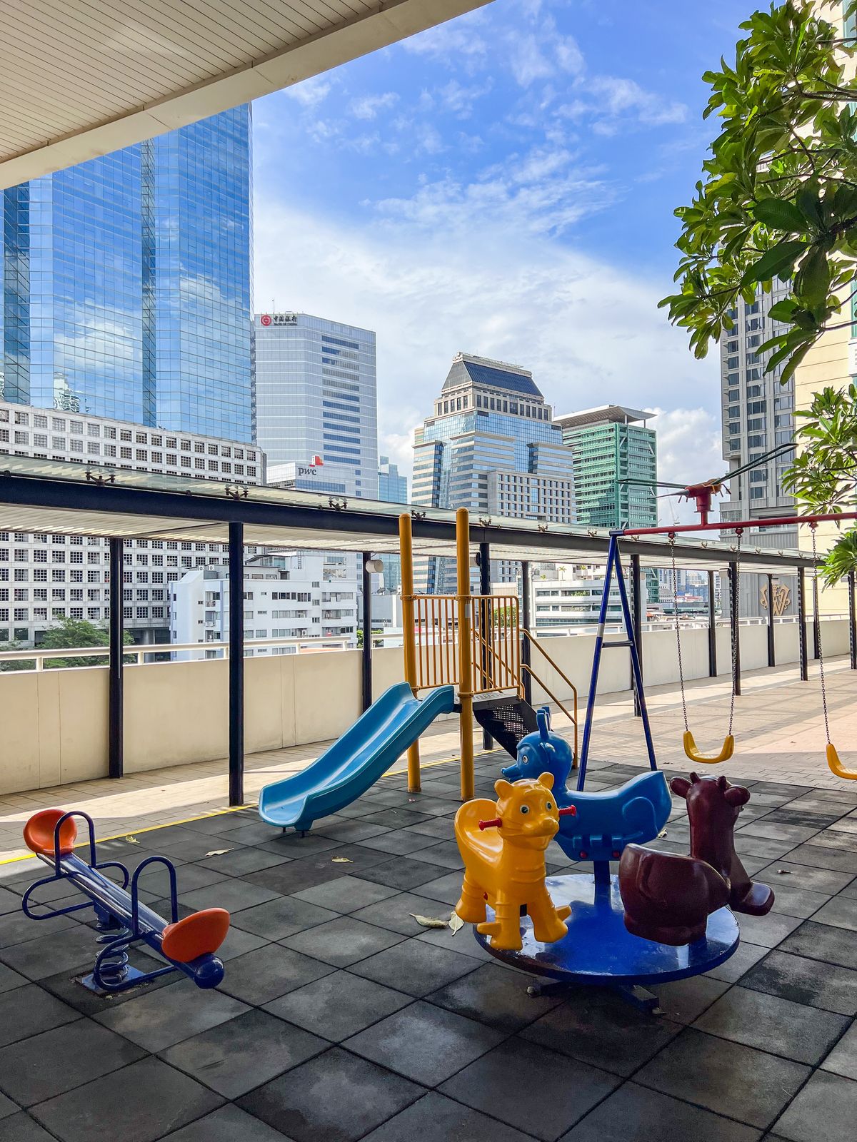 For SaleCondoSathorn, Narathiwat : The Empire Place / The best price in the market near BTS St. Louis Chong Nonsi / 1 bedtime 54 sq.m. Call 0937890899.