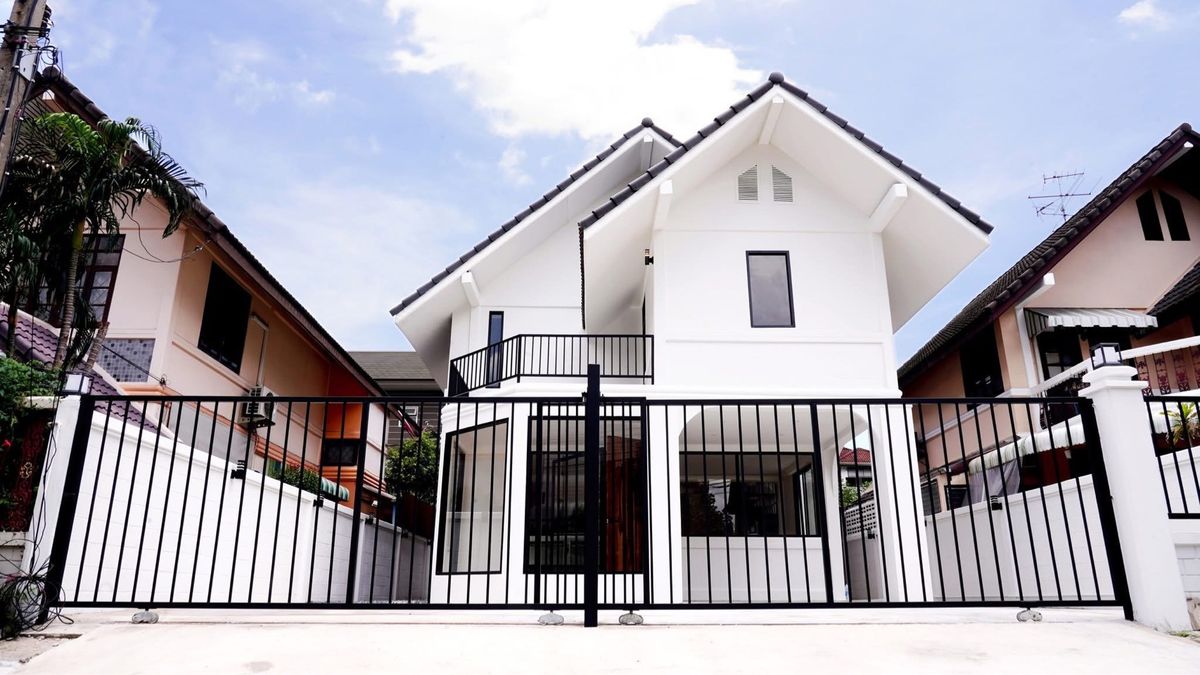 ให้เช่าบ้านสุขุมวิท อโศก ทองหล่อ : LTH12378 - House FOR RENT at Sukhumvit 68 Size 20 Sq.W 200 Sq.M. 3 beds 3 baths BTS Udomsuk Station ONLY 75K/Month