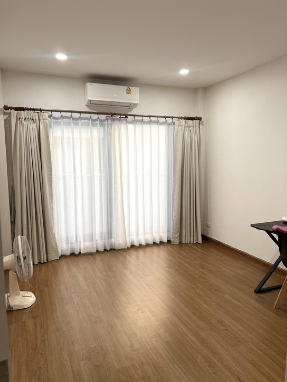 ขายทาวน์โฮมวิภาวดี ดอนเมือง หลักสี่ : ✨ โอกาสดี! บ้านเดี่ยวพร้อมเฟอร์ฯ ขาย 9.9 ล้าน – ทำเลทองใกล้ Central แจ้งวัฒนะ, ม.รังสิต, โรงพยาบาลมงกุฎวัฒนะ และทางด่วน