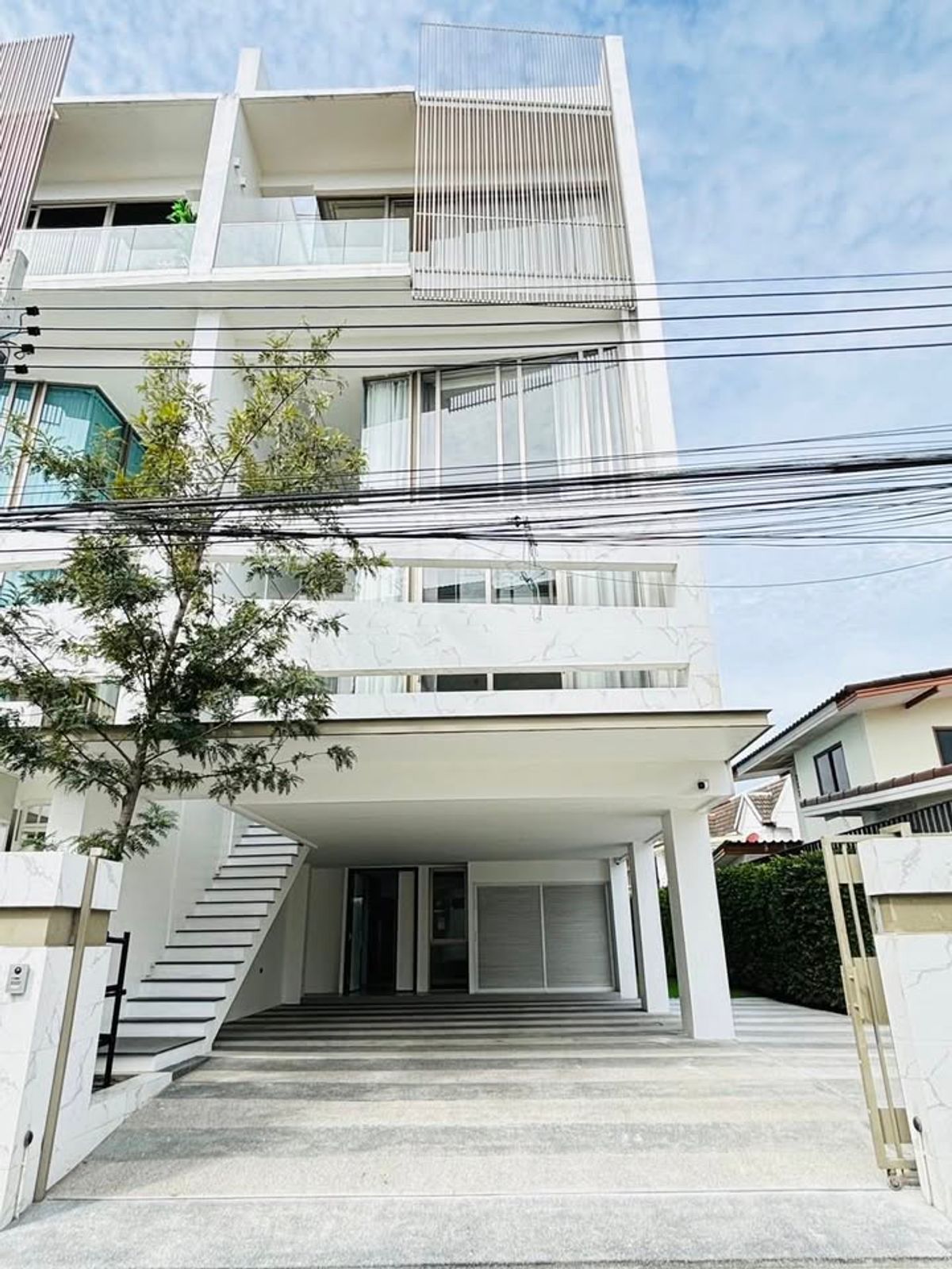 ให้เช่าโฮมออฟฟิศลาดพร้าว เซ็นทรัลลาดพร้าว : 🔴150,000฿🔴 𝗛𝗼𝗺𝗲 𝗢𝗳𝗳𝗶𝗰𝗲 𝗟𝘂𝘅𝗲 𝟯𝟱 𝗥𝗮𝘁𝗰𝗵𝗮𝗱𝗮 - 𝗟𝗮𝗱𝗽𝗿𝗮𝗼┃ โฮมออฟฟิศ 4 ชั้น ลักซ์ 35 รัชดา - ลาดพร้าว ✅ ใกล้ Central ลาดพร้าว ยินดีบริการ🙏สนใจทัก 𝙇𝙄𝙉𝙀 มานะคะ (ตอบไวมาก):​📱 รหัสทรัพย์​ 6804-2704 📱: ไอดีไลน์:@bbcondo88