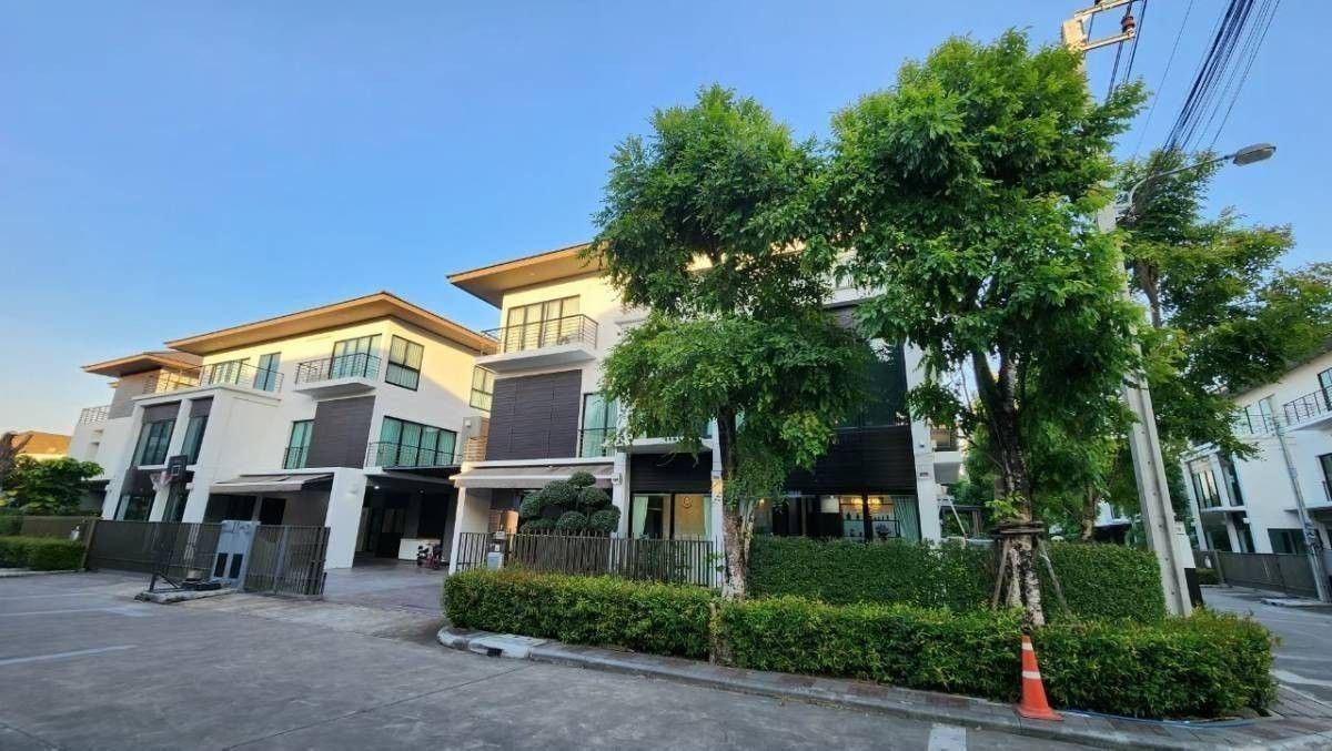 ให้เช่าบ้านลาดกระบัง สุวรรณภูมิ : บ้านหรู 3 ชั้น ตกแต่งสวยงาม ให้เช่า ย่านประเวศ-สวนหลวง ใกล้สวนหลวง ร.9 เพียง 1.4 กม.