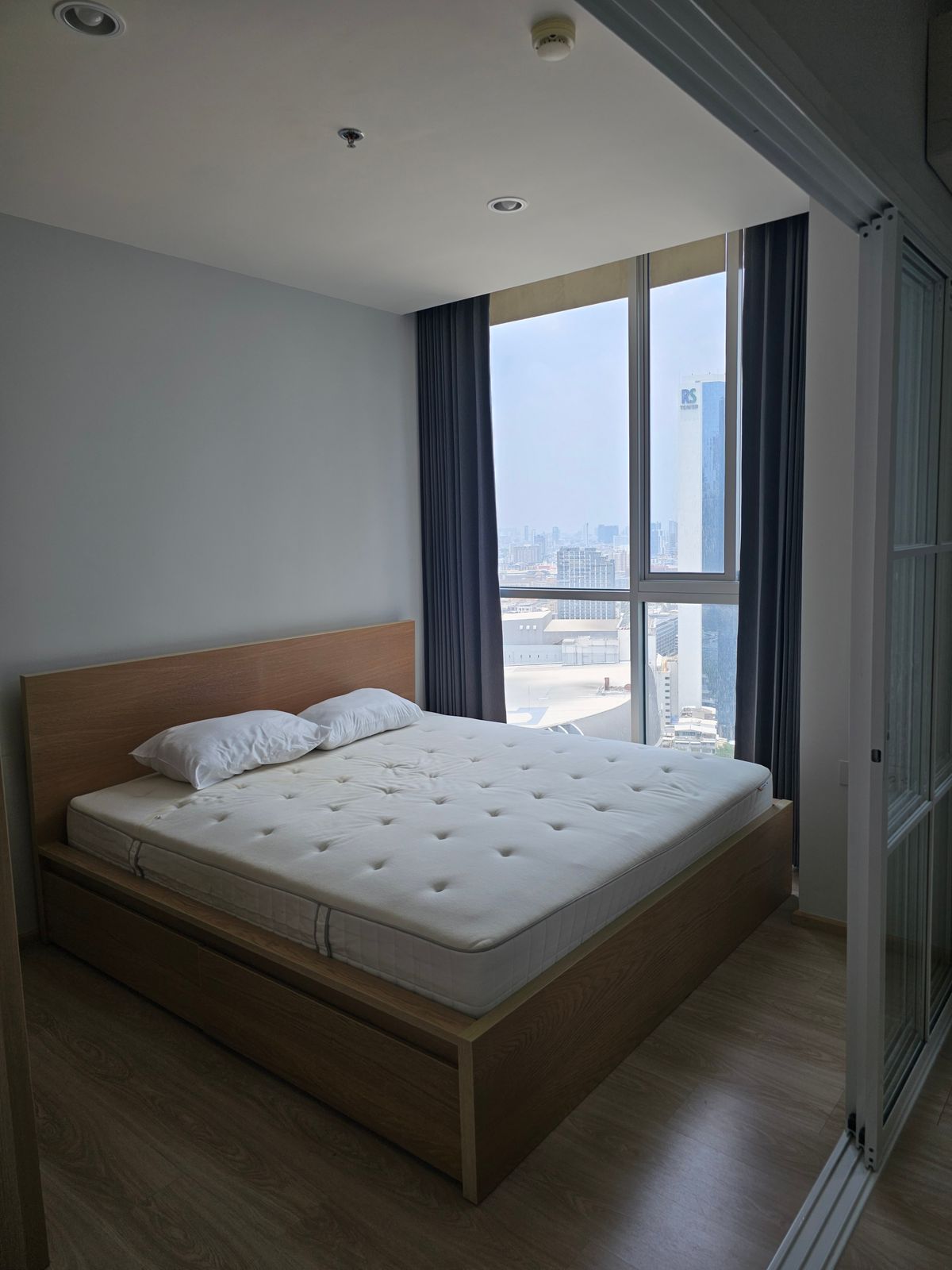 ให้เช่าคอนโดรัชดา ห้วยขวาง : Owner Post คอนโด Noble Revolve Ratchada พร้อมอยู่ 1 bedroom ห้องมุม ชั้น 30 วิวถนนรัชดาภิเษก ไม่มีตึกบัง 
