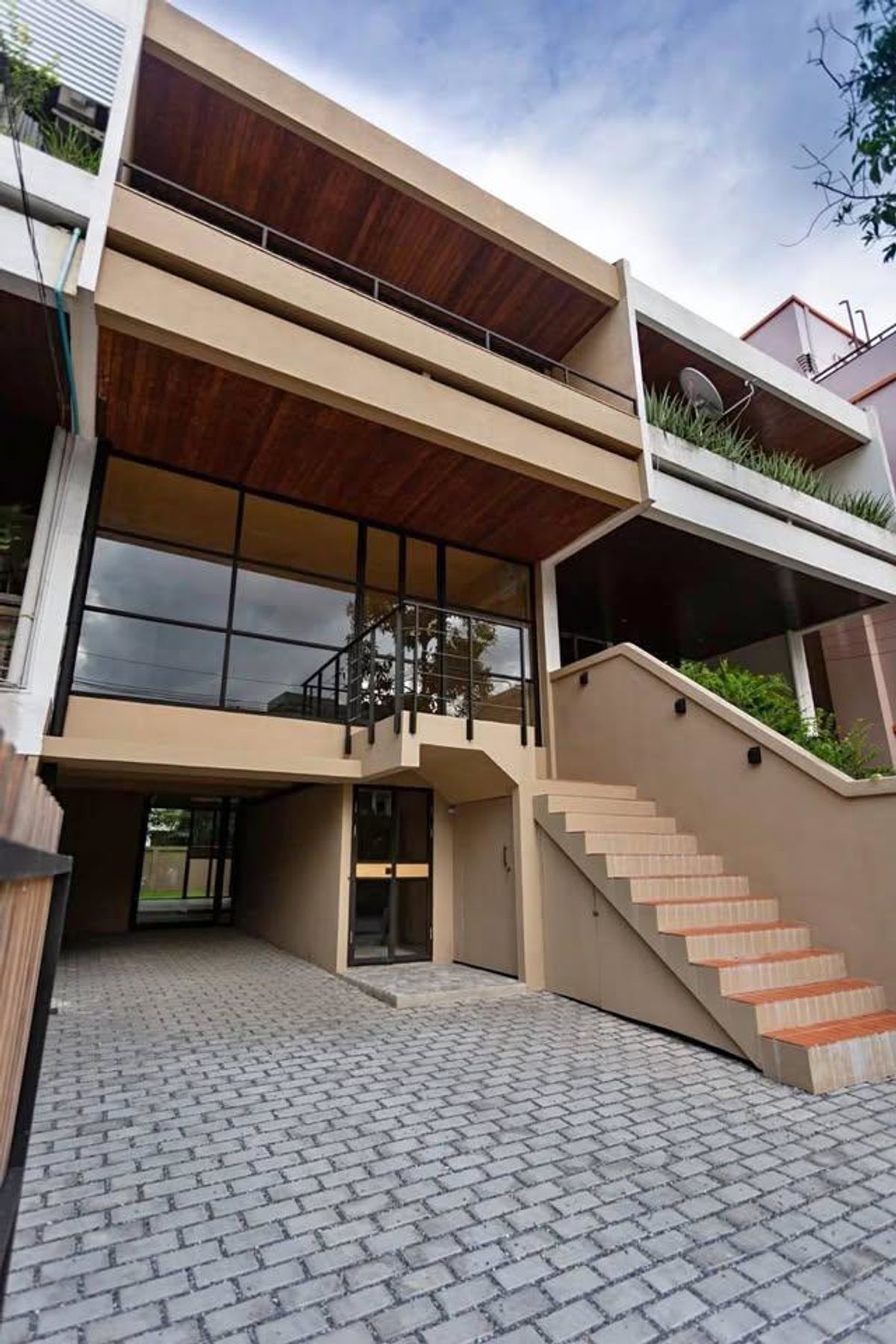 ให้เช่าอาคารพาณิชย์สุขุมวิท อโศก ทองหล่อ : LTH12388 - Commercial FOR RENT in Thonglor Size 42 Sq.W 318.63 Sq.M. 4 beds 4 baths BTS Thong Lor Station ONLY 120K/Month
