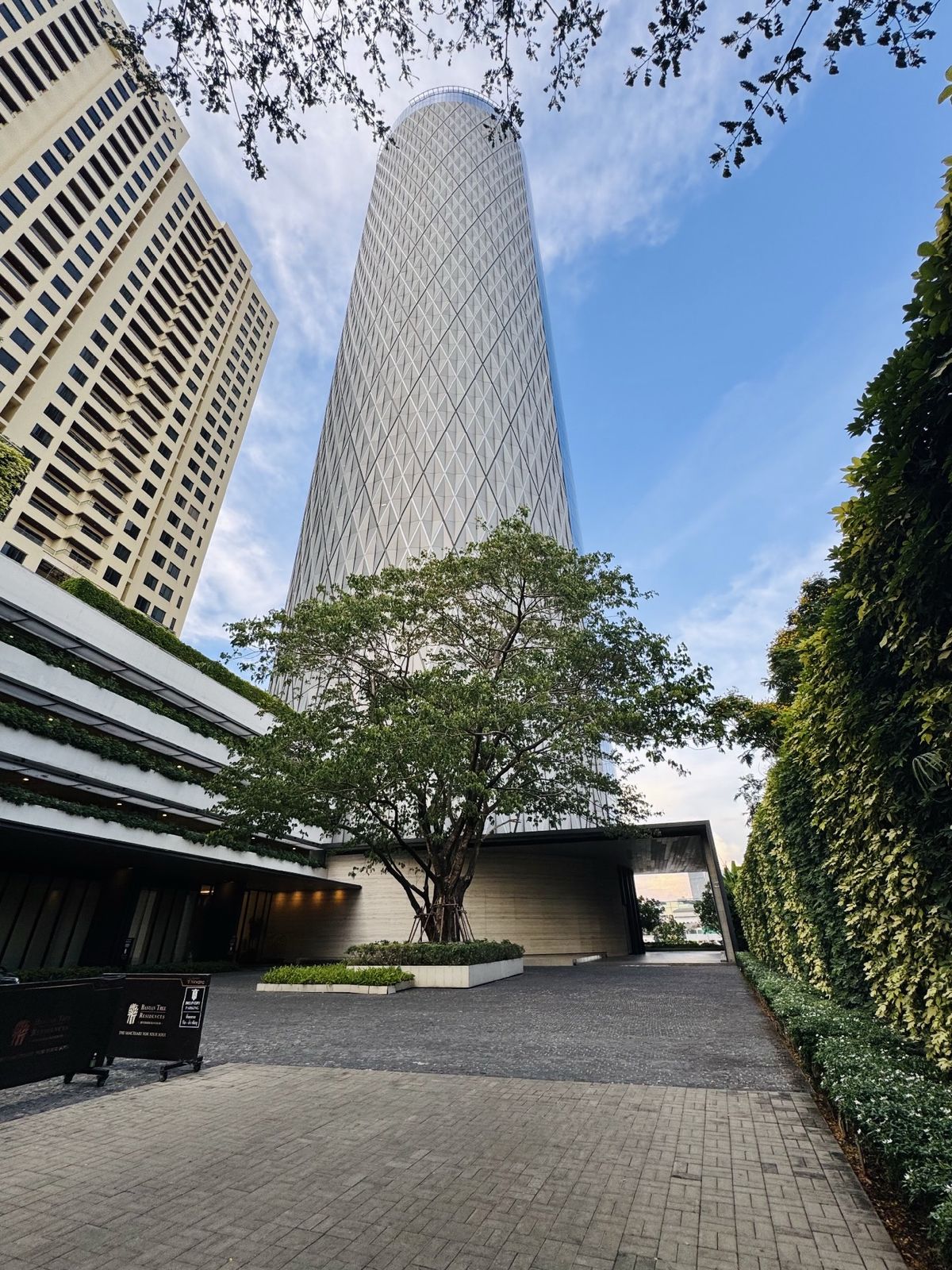 ให้เช่าคอนโดวงเวียนใหญ่ เจริญนคร : 🔥Very high floor 2 bed 178 sqm for Rent at Banyan Tree Residences Riverside