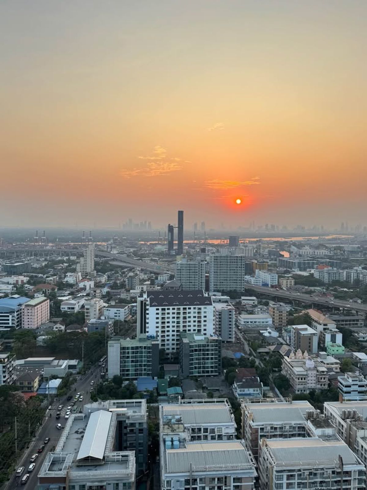 CondoOnnut, Udomsuk : Rhythm Sukhumvit 50 condo, convenient transportation, near the BTS train, has a full furniture shuttle. Ready to stay immediately  