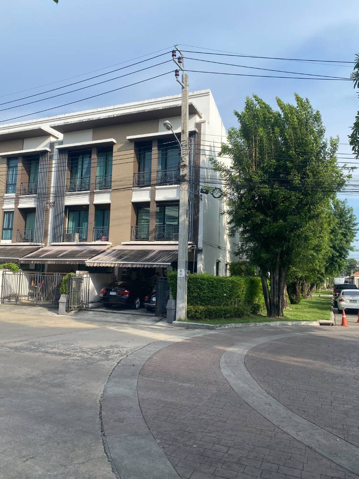 ขายทาวน์โฮมนวมินทร์ รามอินทรา : ทาวน์โฮม 3 ชั้น บ้านกลางเมือง นวมินทร์ 42 (หลังมุม) พร้อมอยู่